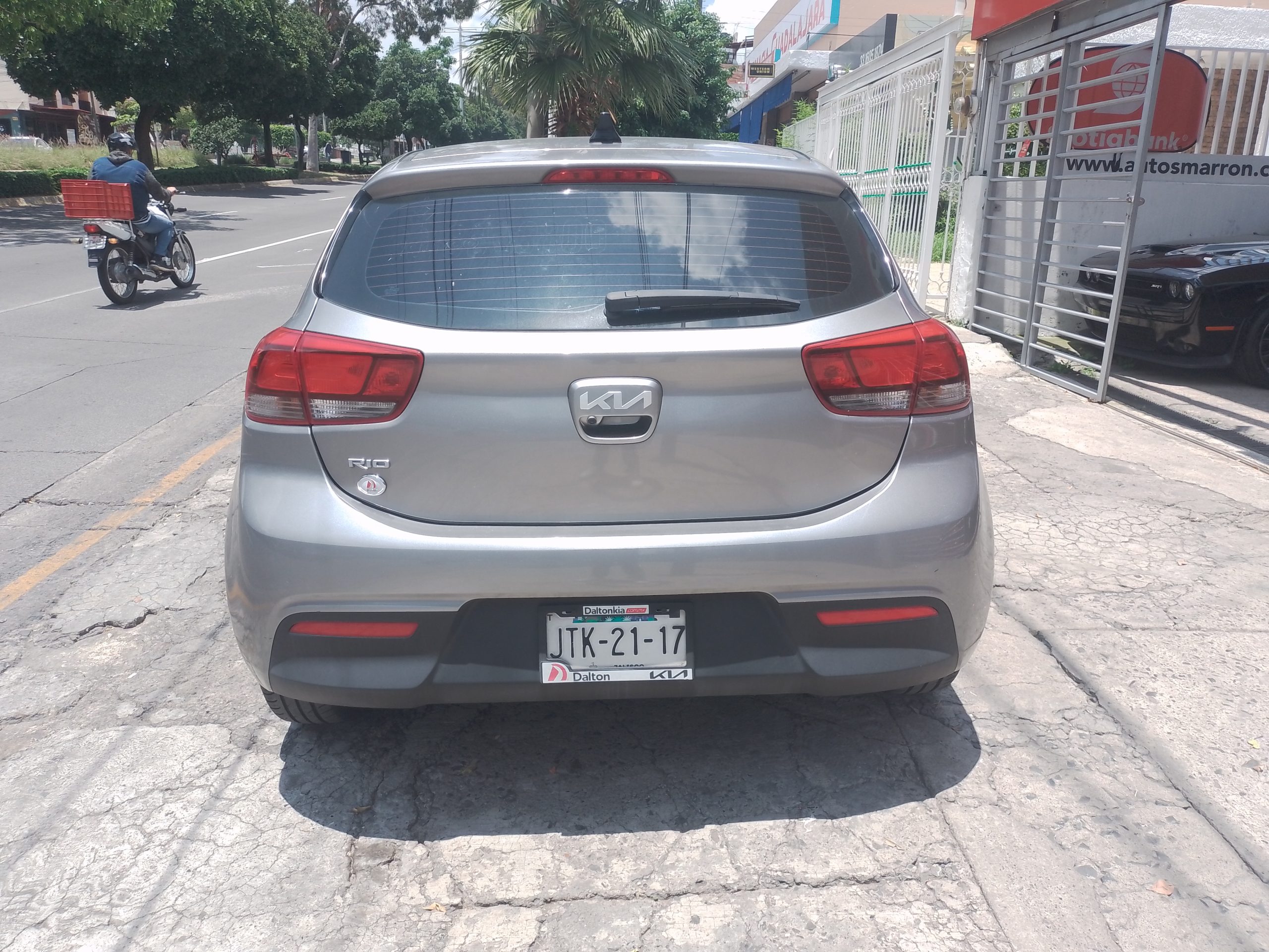 Kia Rio 2023 LX Automático Gris