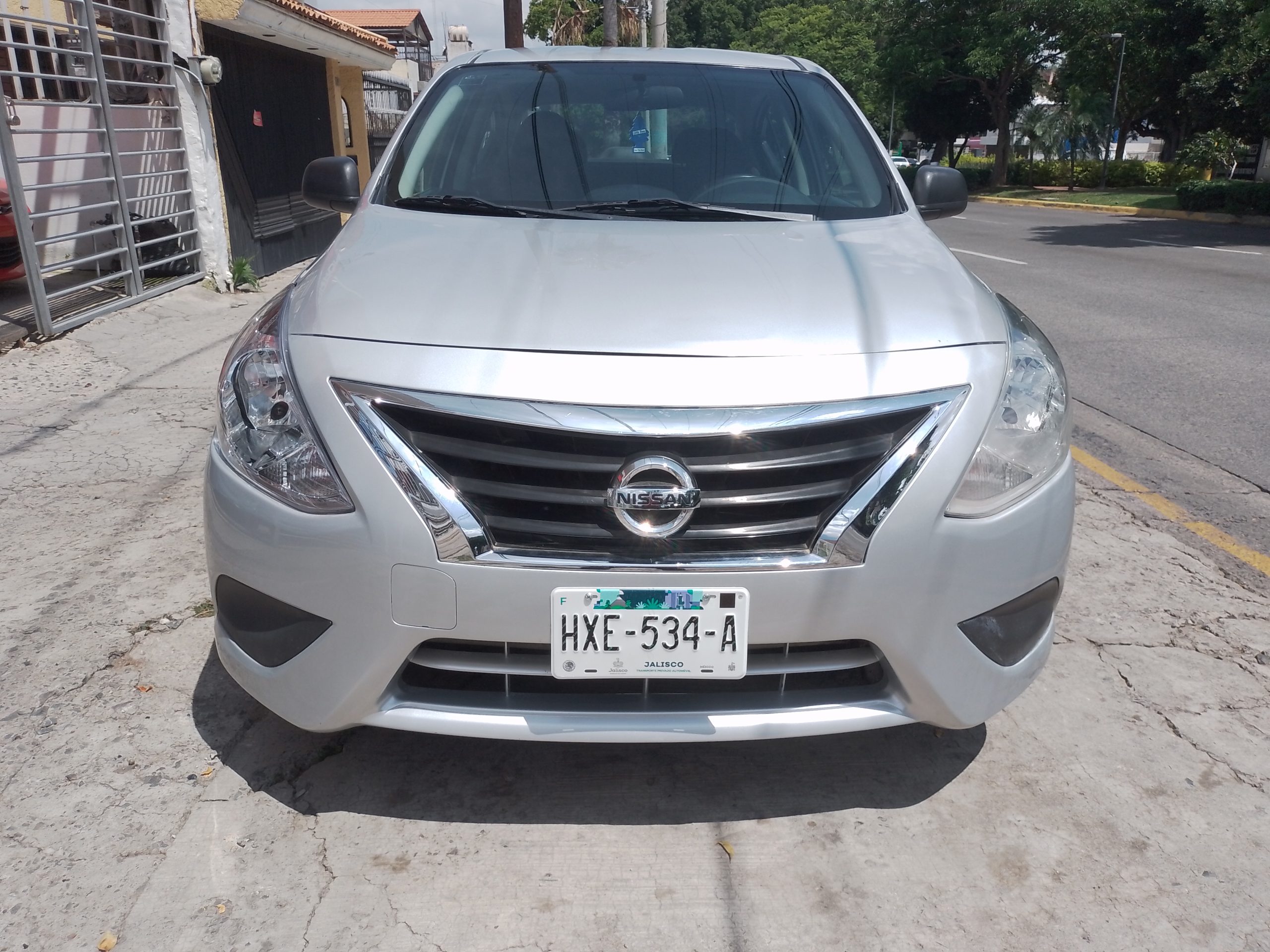 Nissan Versa 2018 DRIVE Manual Plata