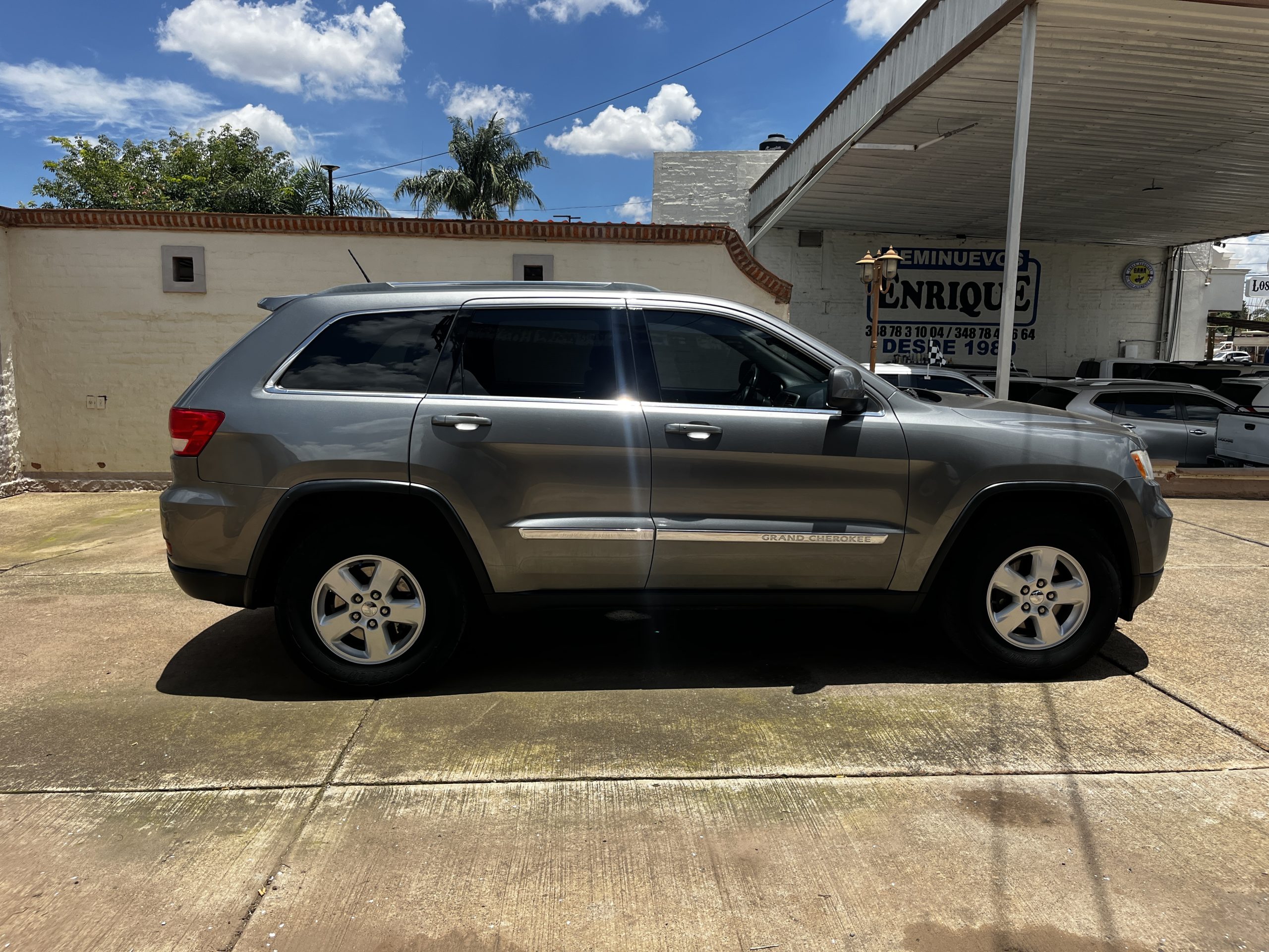 Jeep Grand Cherokee 2012 Laredo Automático Gris