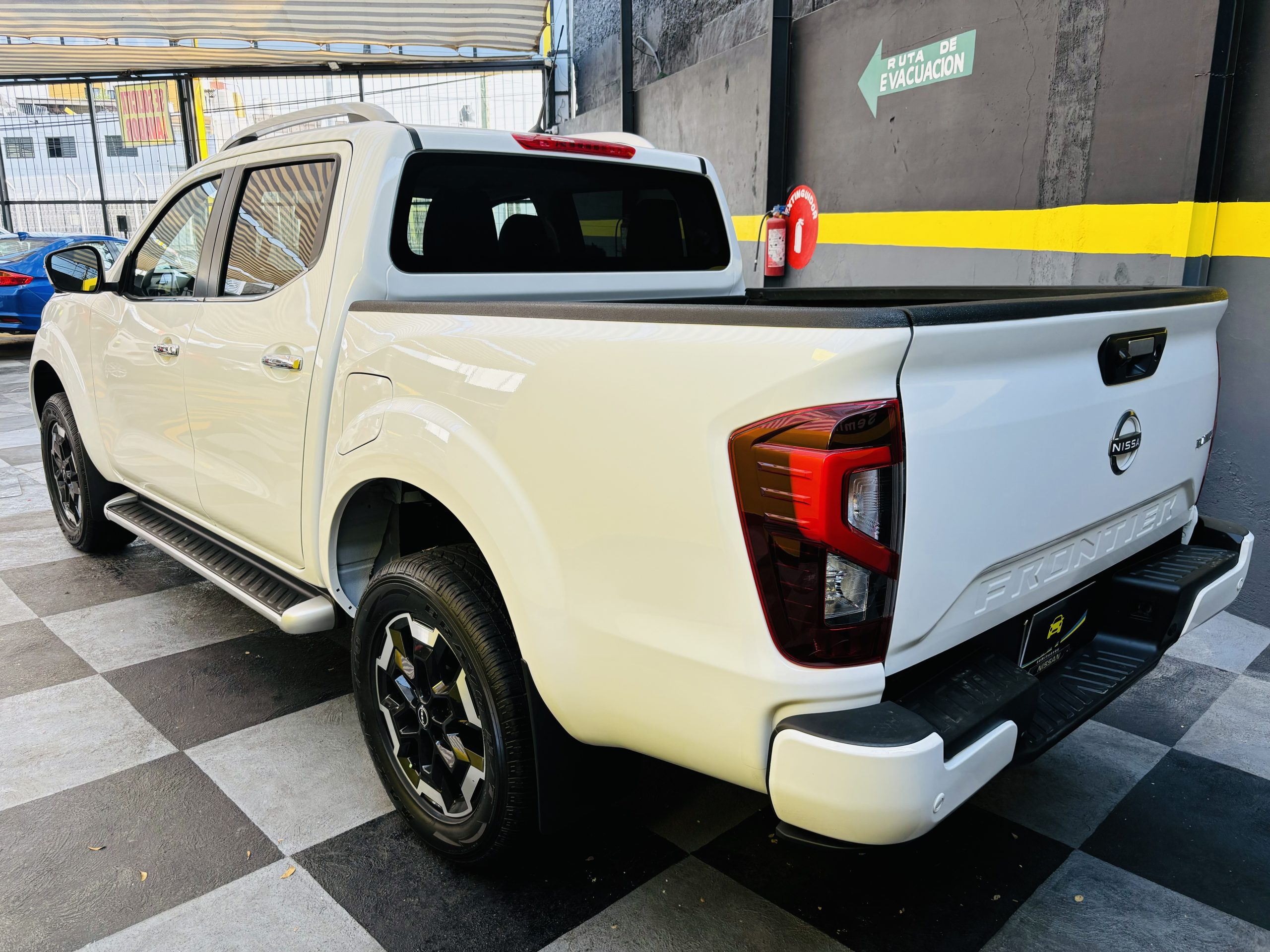 Nissan Frontier 2023 PLATINUM A/T 4x2 Automático Blanco