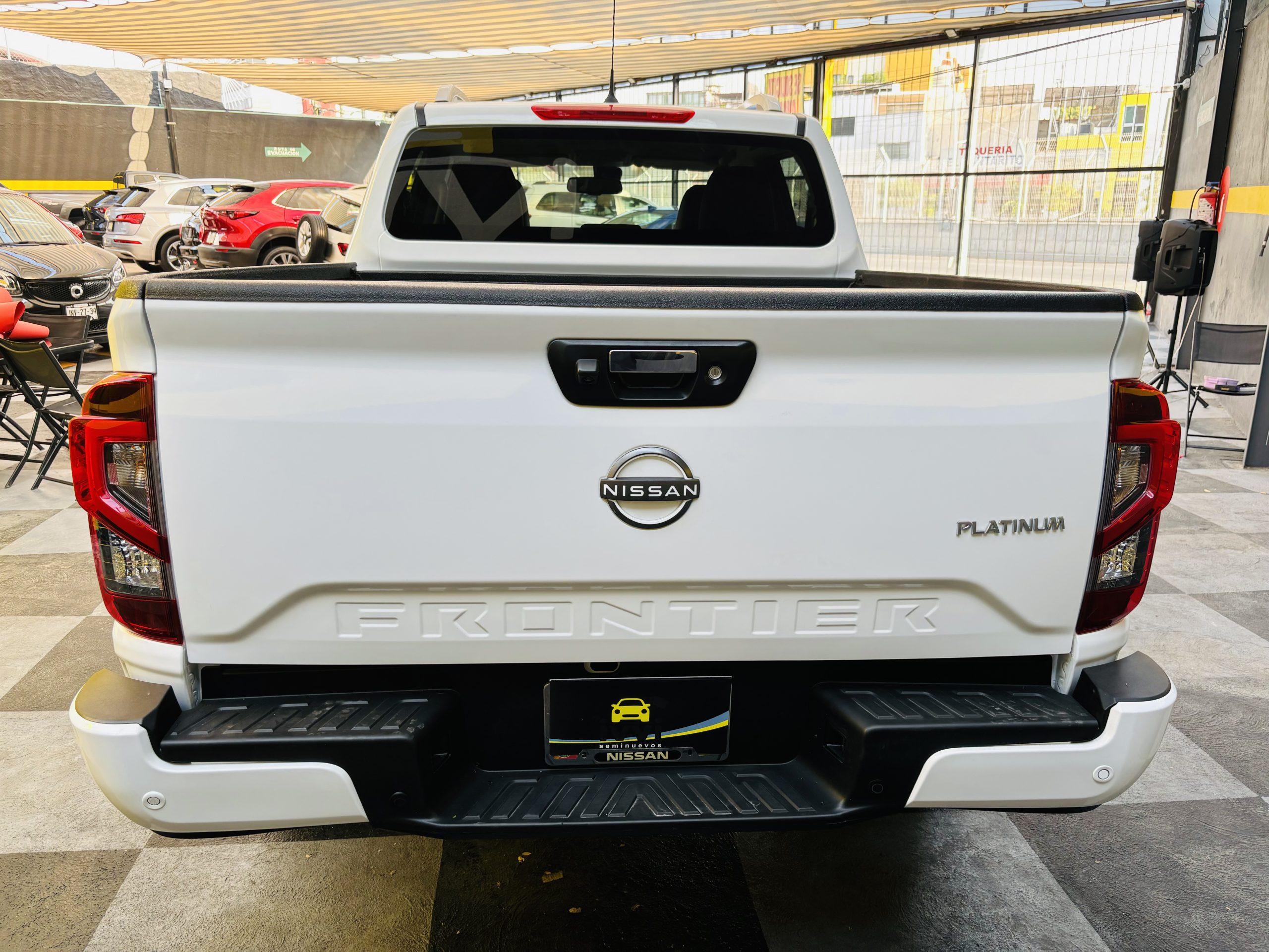 Nissan Frontier 2023 PLATINUM A/T 4x2 Automático Blanco