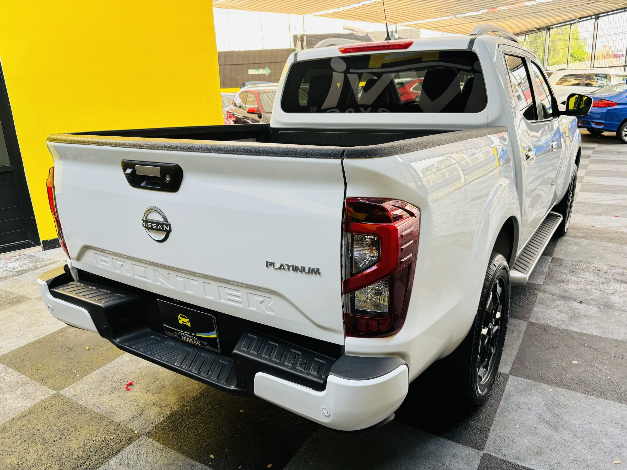 Nissan Frontier 2023 PLATINUM A/T 4x2 Automático Blanco