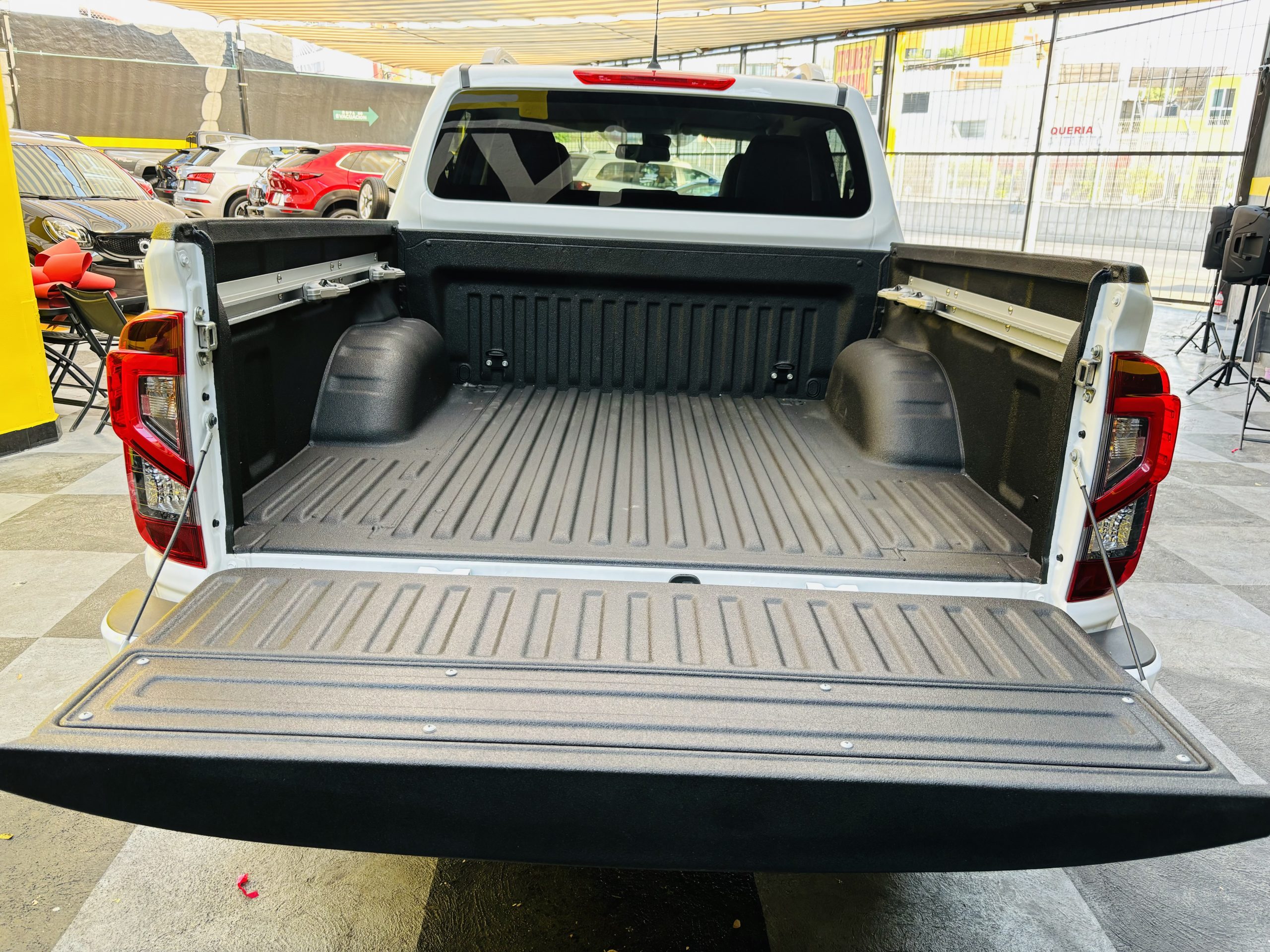 Nissan Frontier 2023 PLATINUM A/T 4x2 Automático Blanco