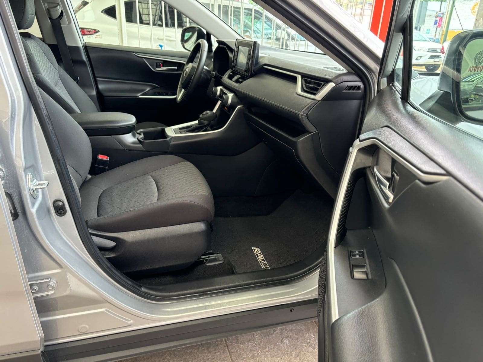 Toyota Rav4 2022 XLE Automático Plata
