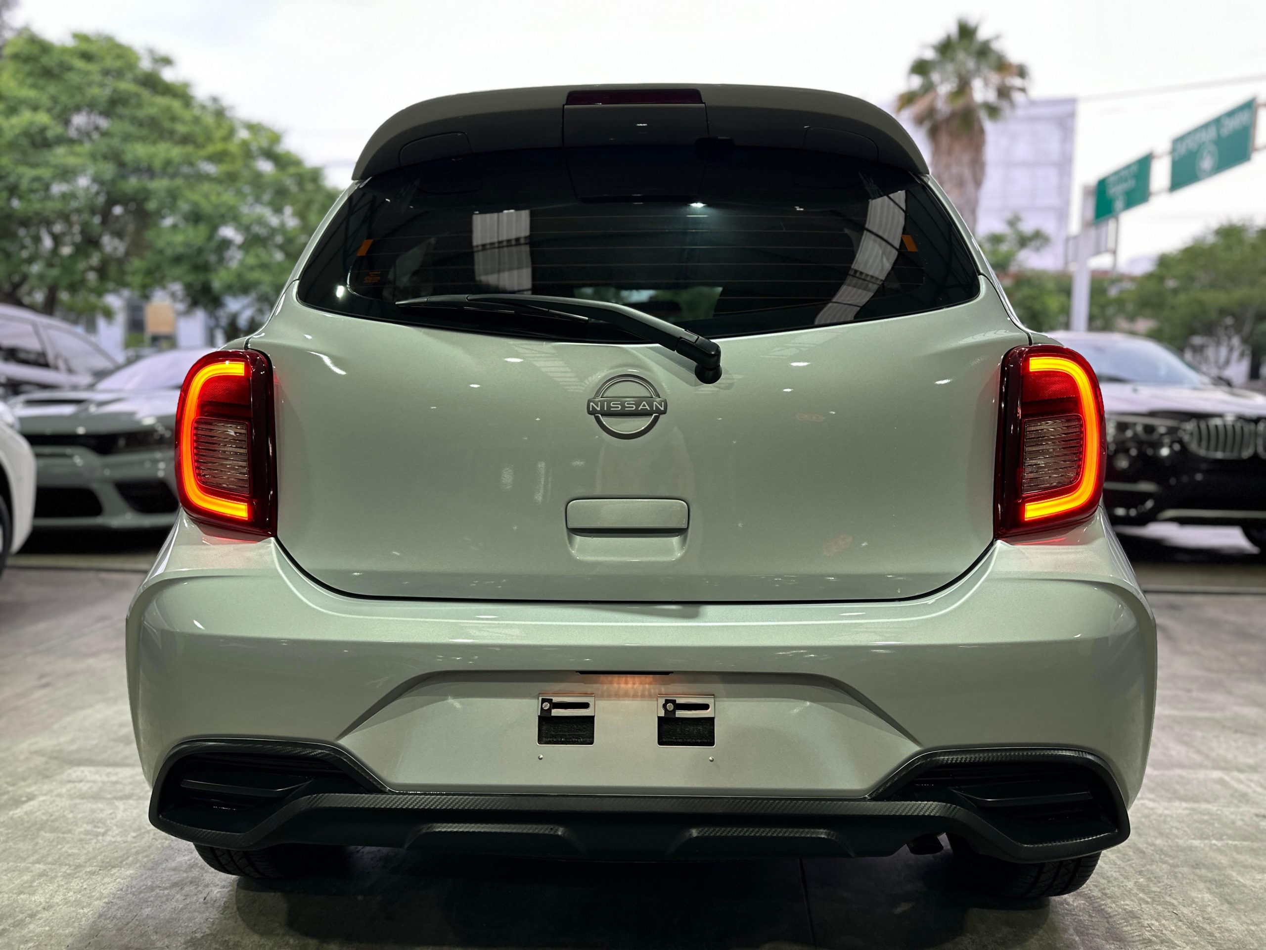 Nissan March 2022 283000 Automático Gris