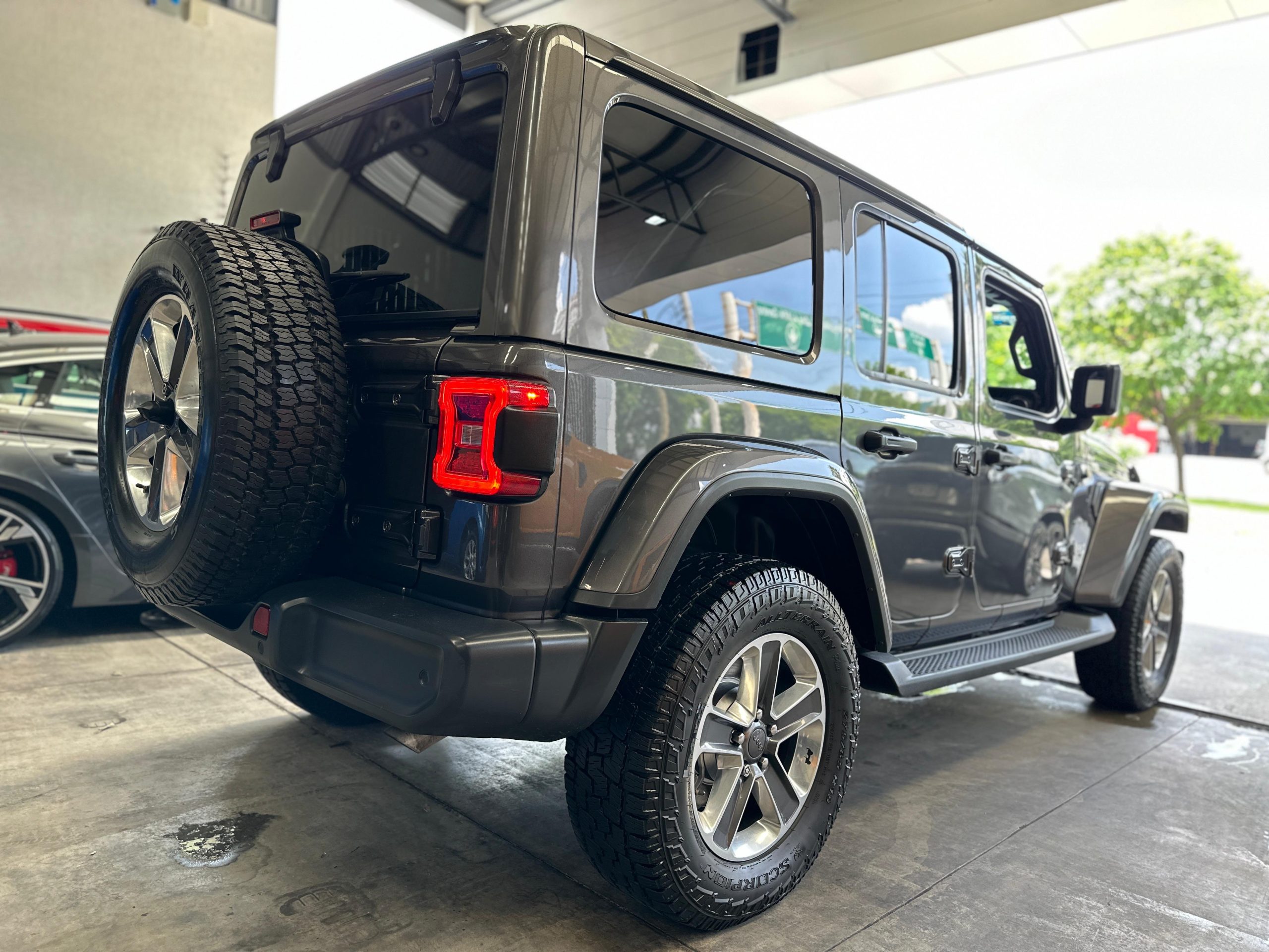 Jeep Wrangler 2021 UNLIMITED SÁHARA 4x4 Automático Gris