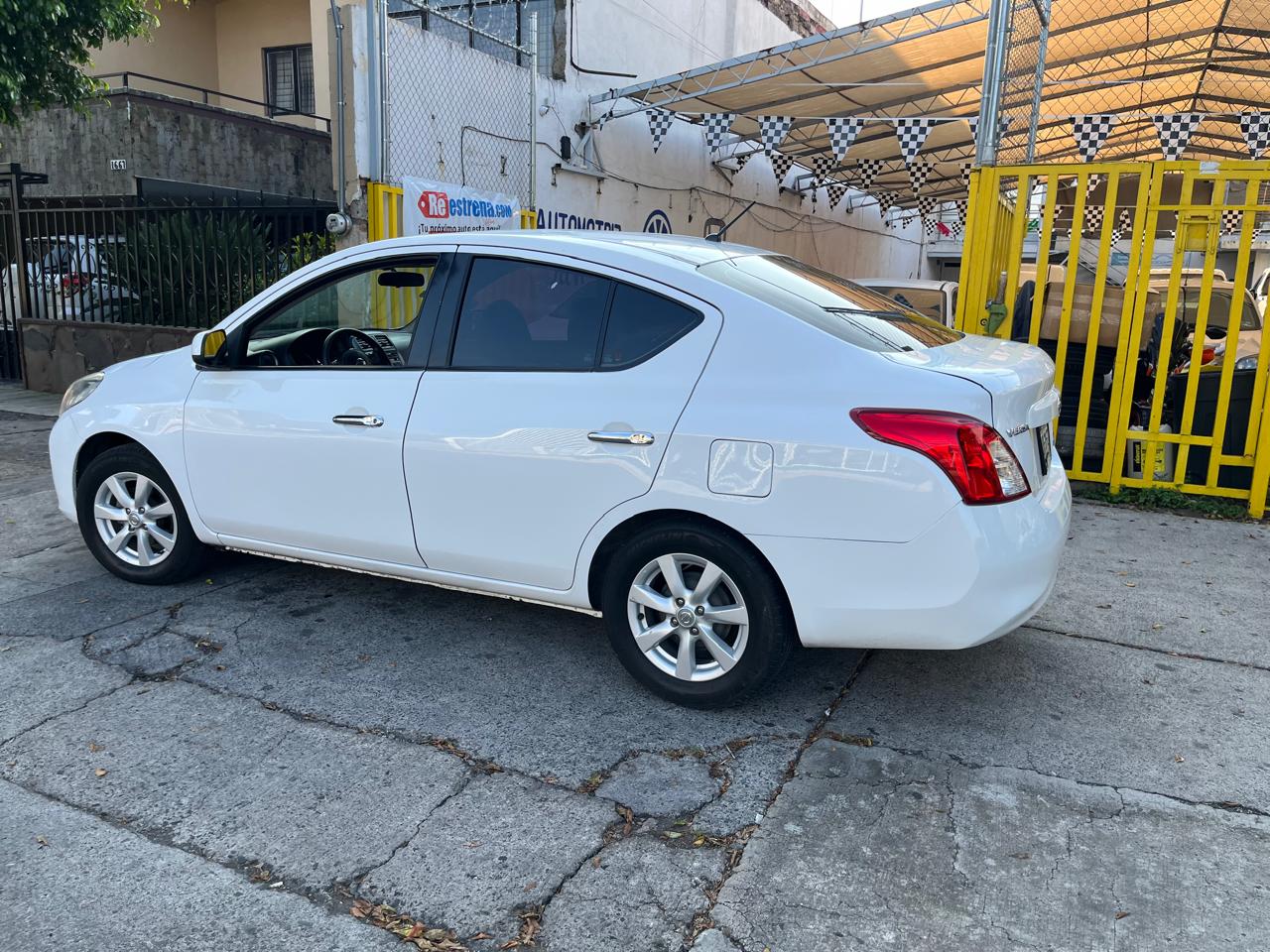 Nissan Versa 2012 Advance Automático Blanco