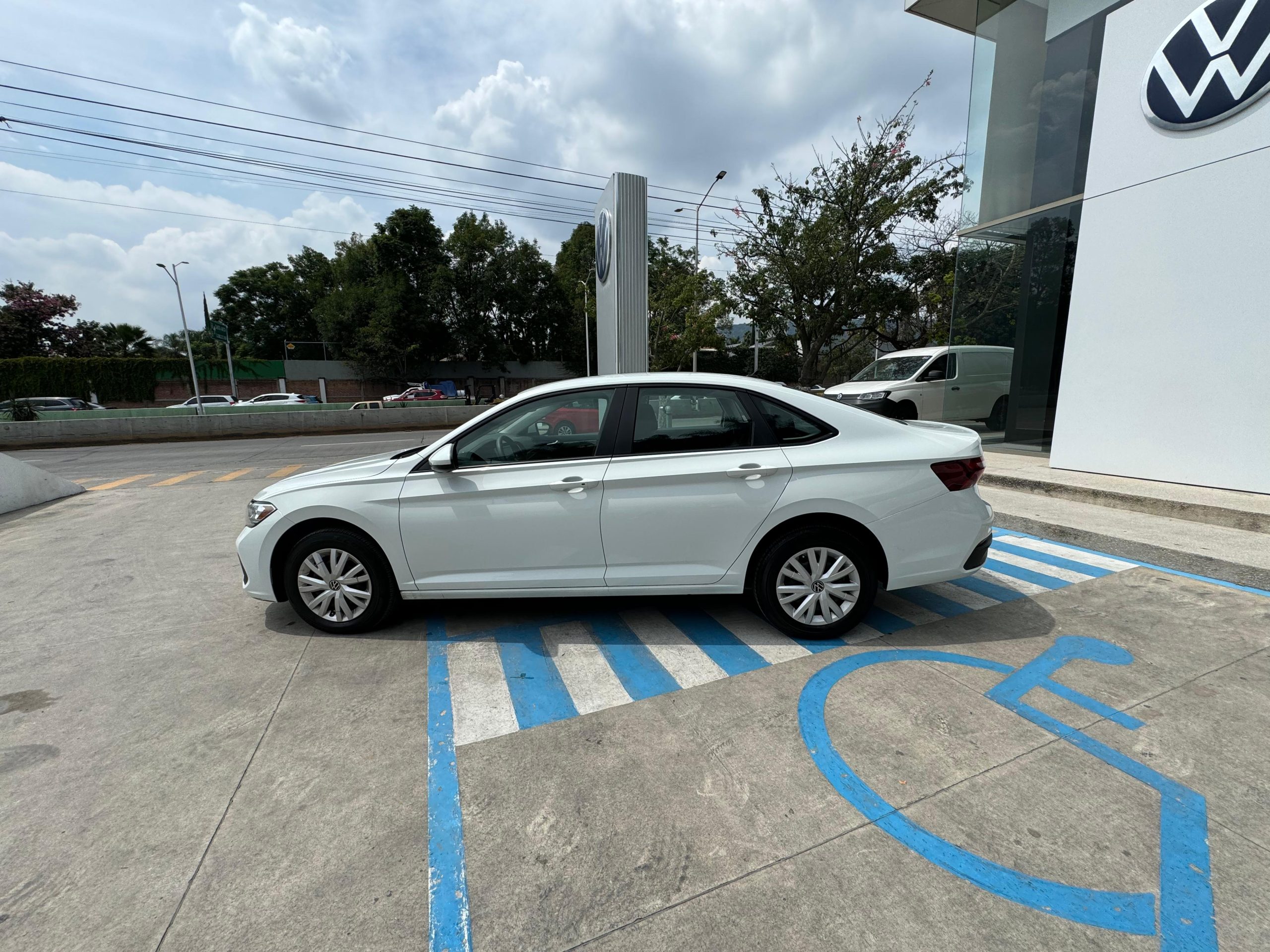 Volkswagen Jetta 2023 Trendline Automático Blanco