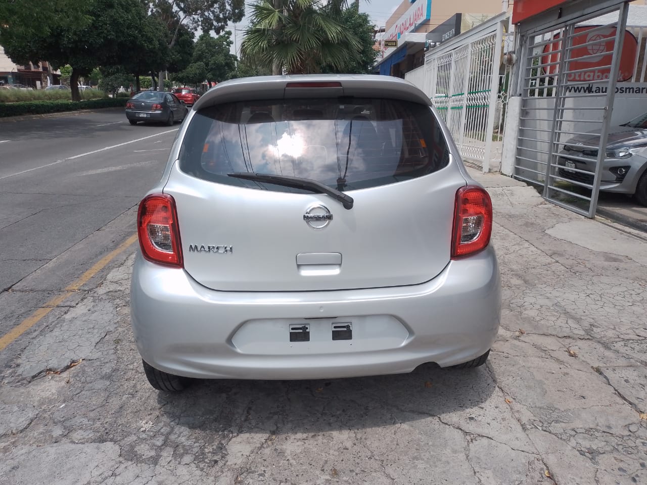 Nissan March 2018 SENCE Automático Plata