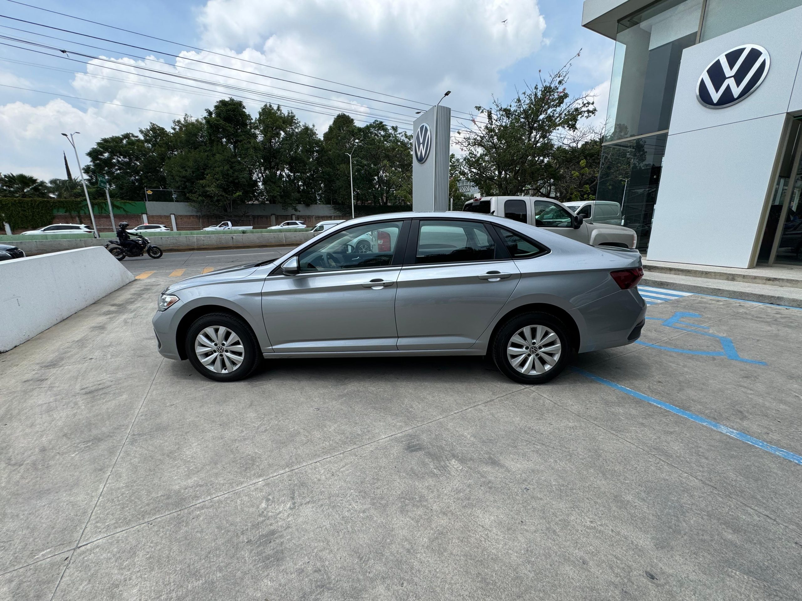 Volkswagen Jetta 2023 Comfortline Automático Plata