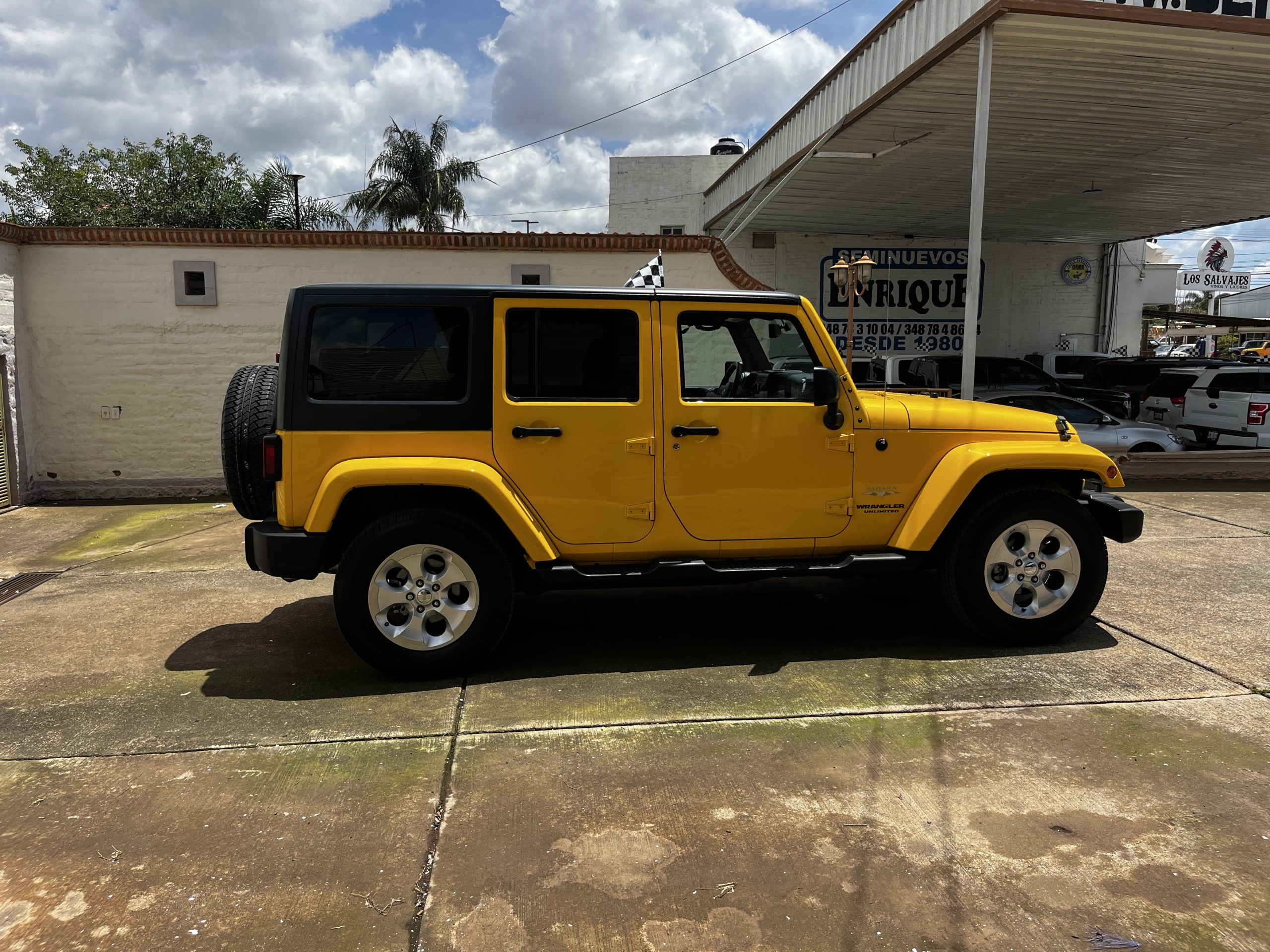 Jeep Wrangler 2015 Sahara Unlimited Automático Amarillo