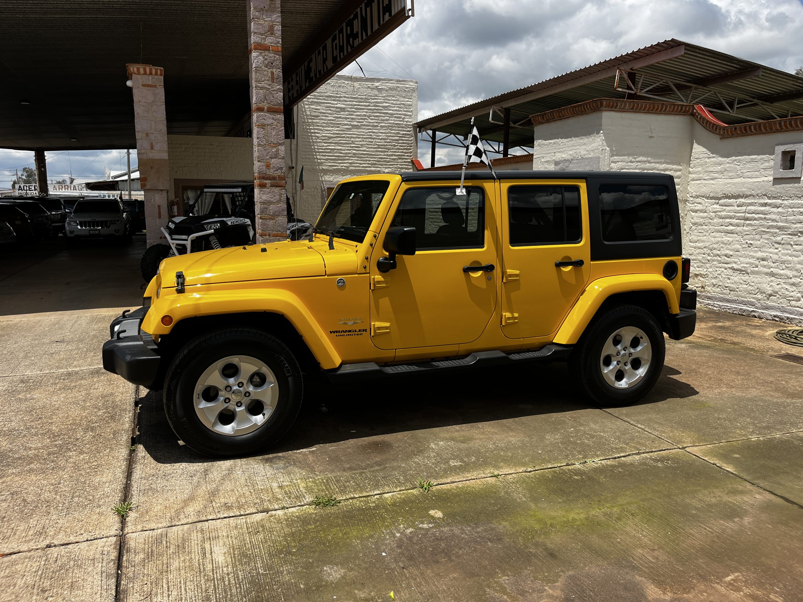 Jeep Wrangler 2015 Sahara Unlimited Automático Amarillo