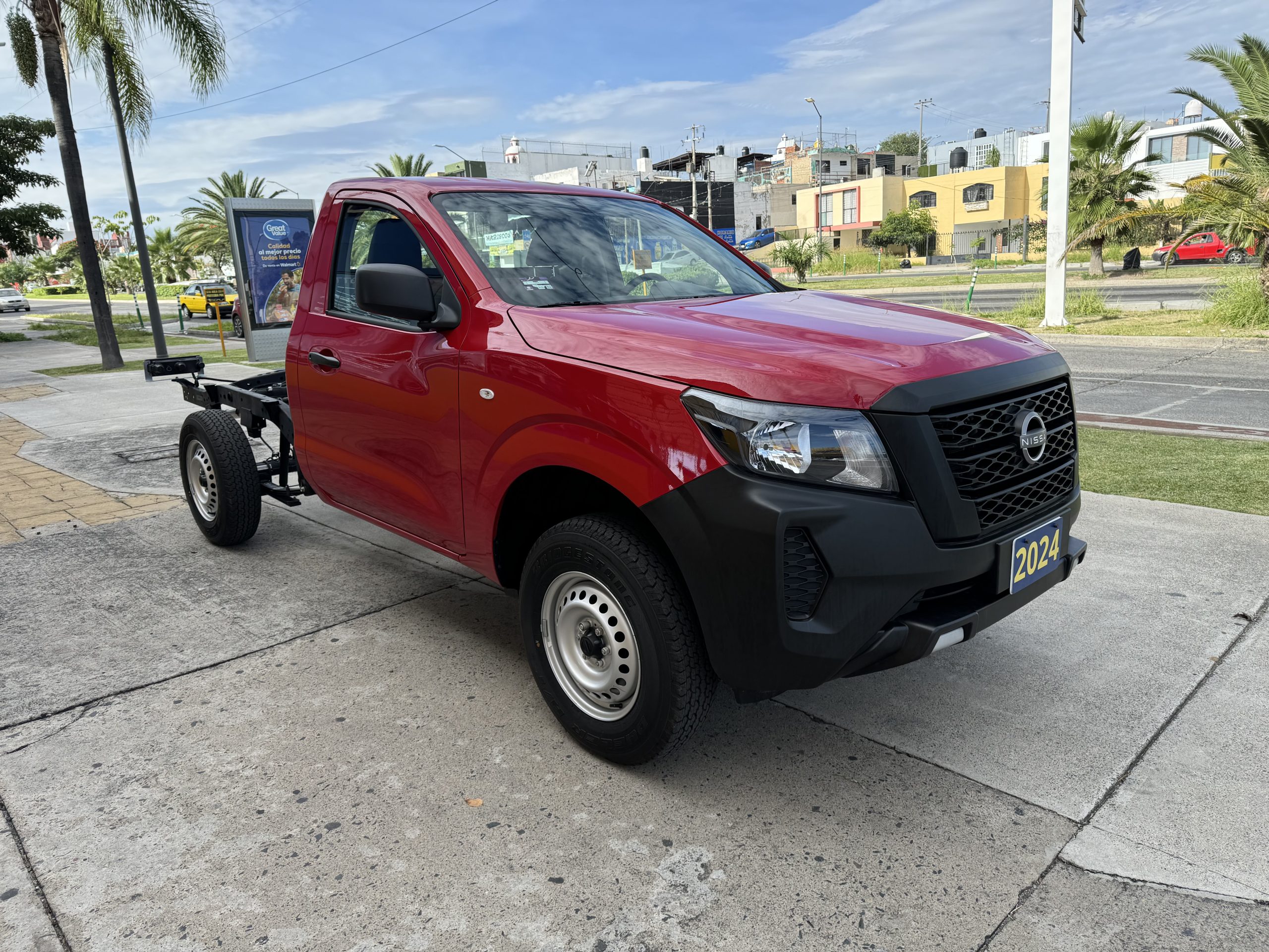 Nissan NP300 2024 ESTACAS PAQ. SEGURIDAD "FACTURA ORIGINAL,1 DUE