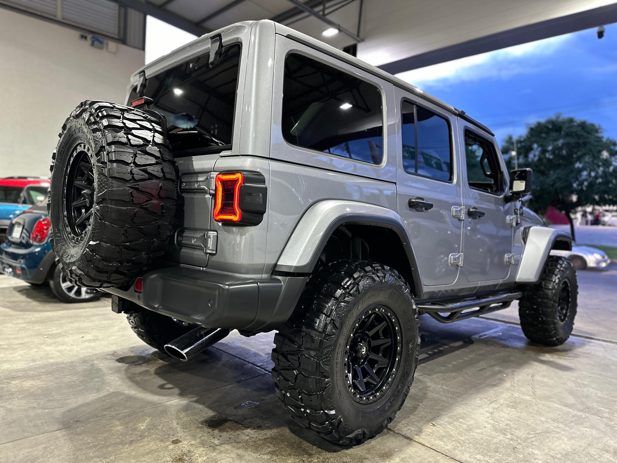 Jeep Wrangler 2021 SAHARA 4x4 Automático Gris