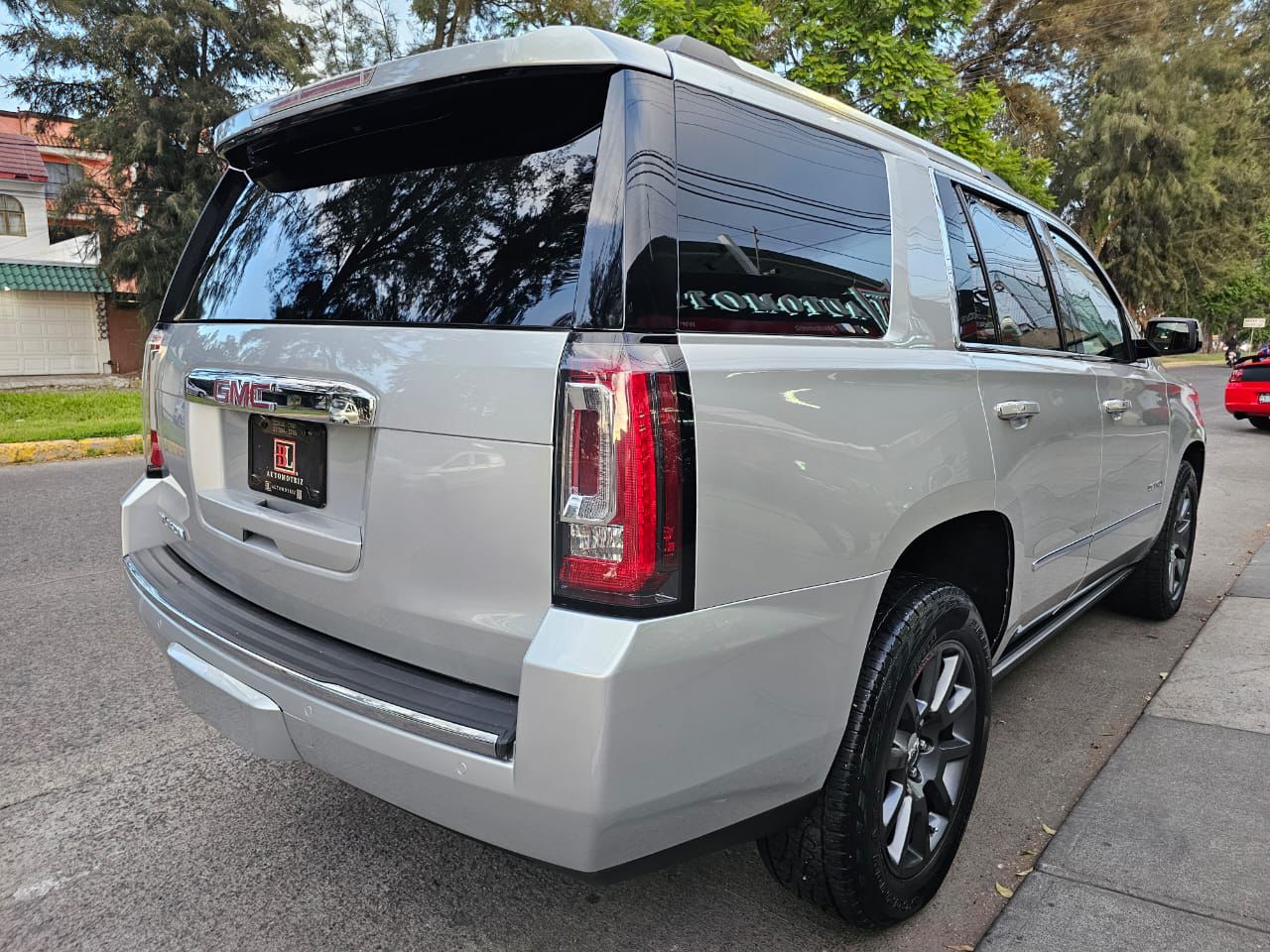 GMC Yukon 2015 Denali Automático Plata