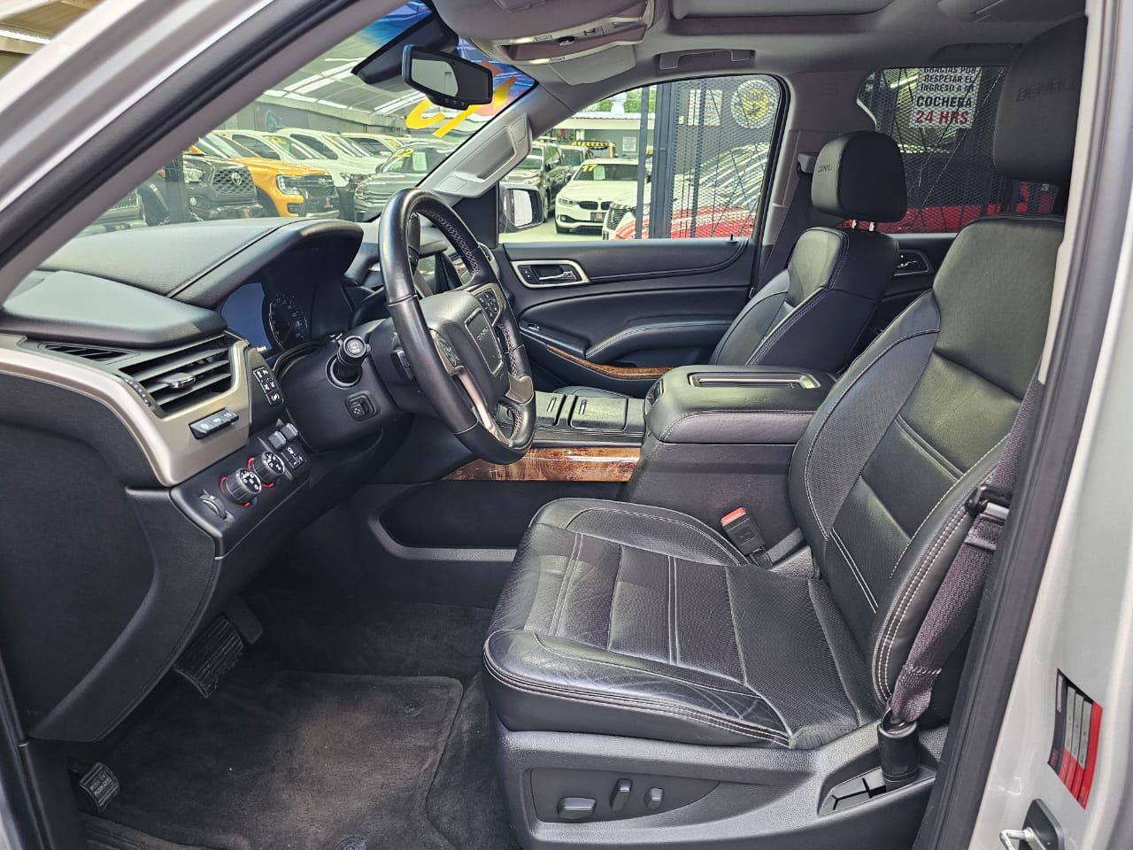 GMC Yukon 2015 Denali Automático Plata