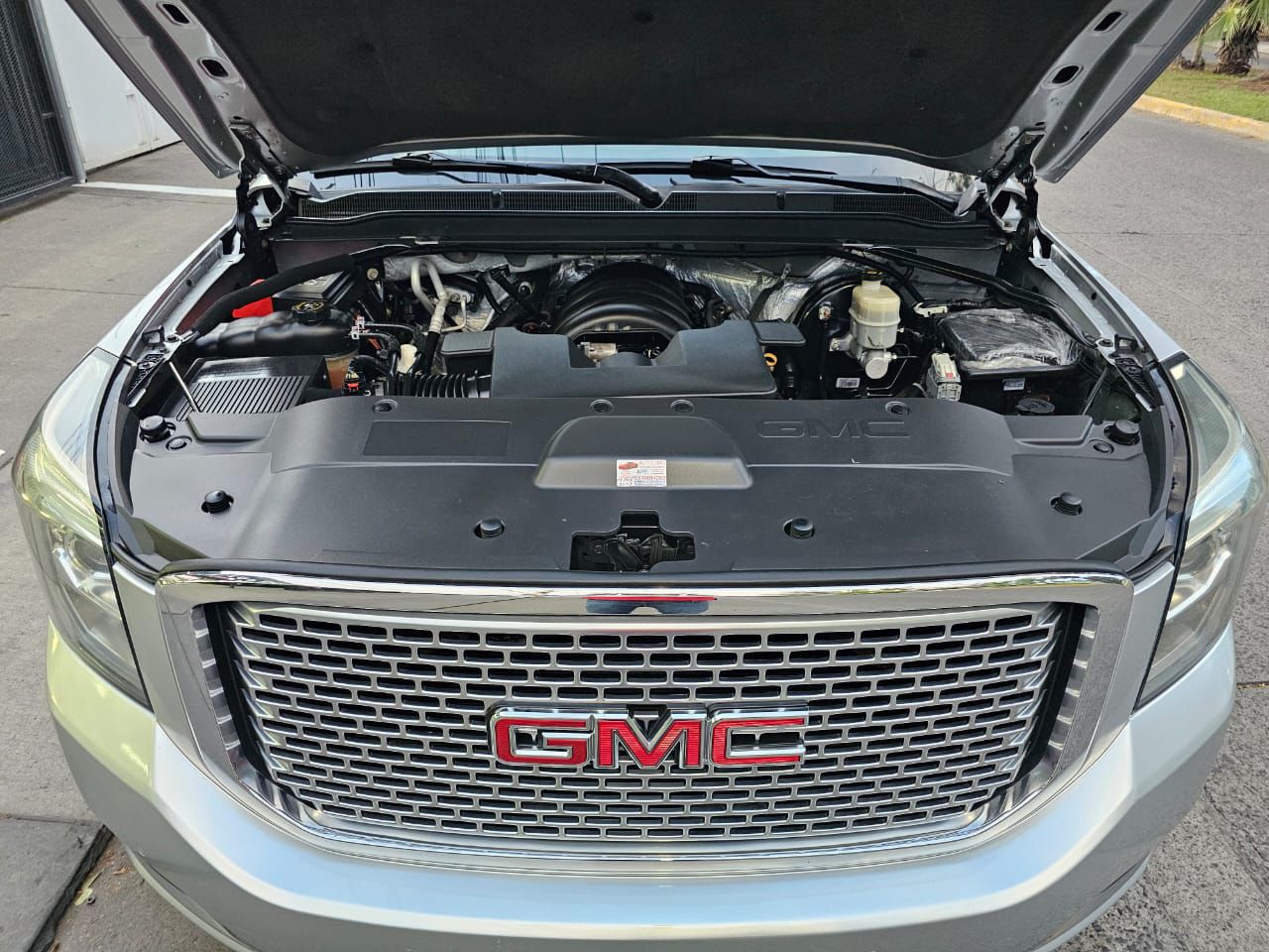 GMC Yukon 2015 Denali Automático Plata