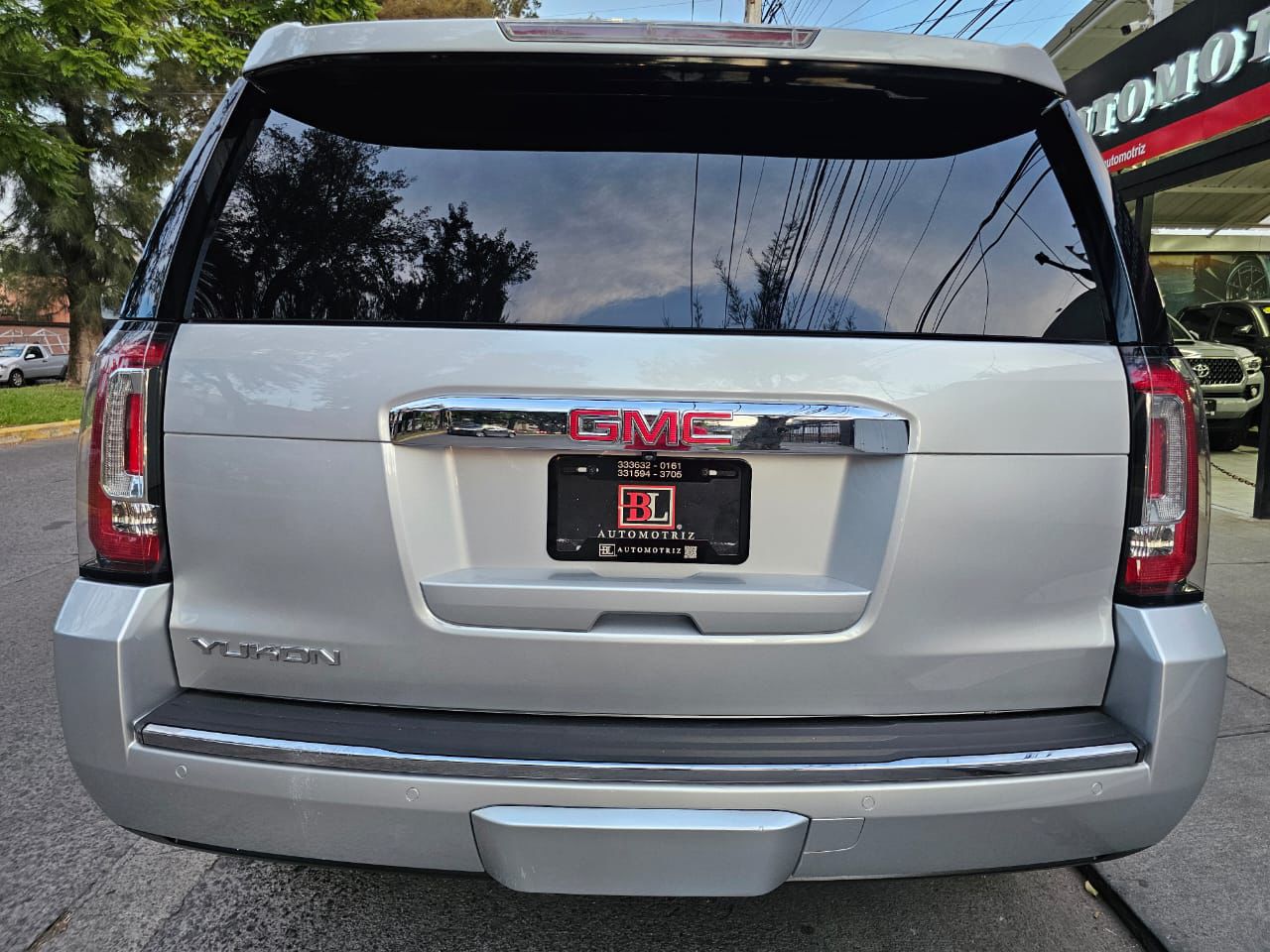 GMC Yukon 2015 Denali Automático Plata