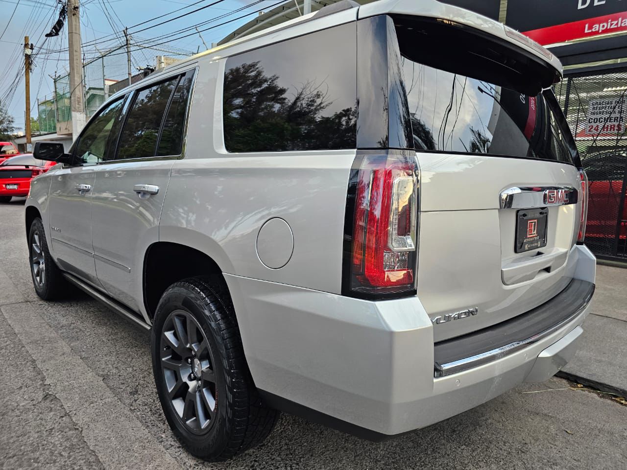 GMC Yukon 2015 Denali Automático Plata