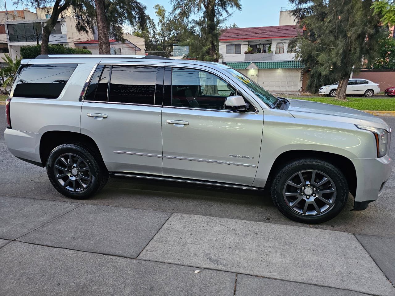 GMC Yukon 2015 Denali Automático Plata