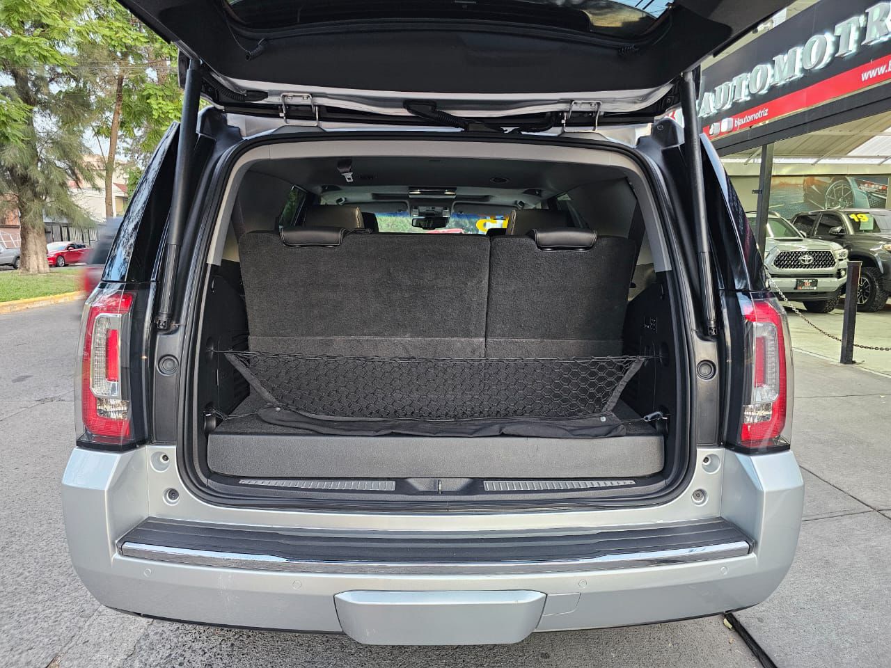 GMC Yukon 2015 Denali Automático Plata