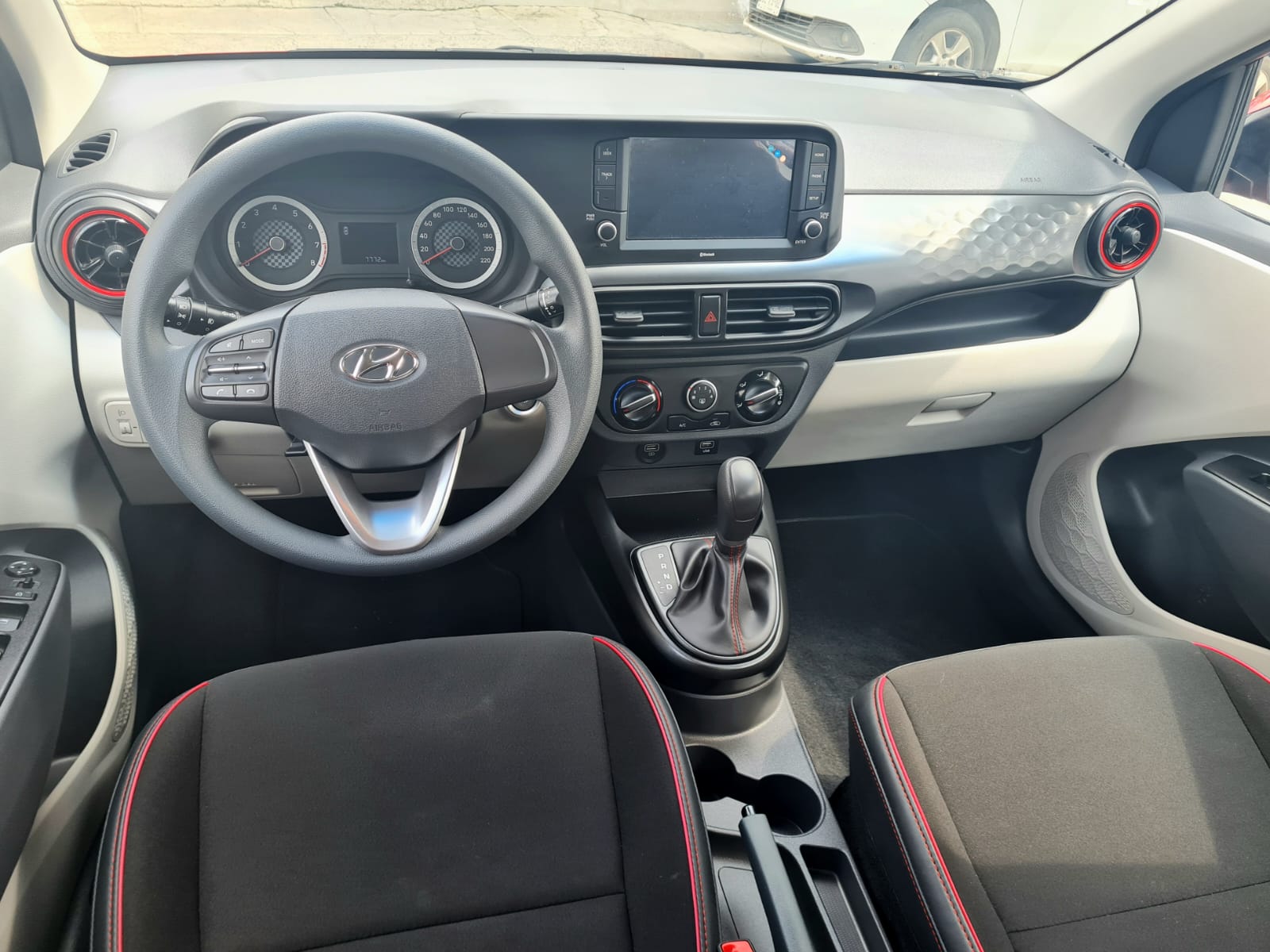 Hyundai Grand i10 2023 GLS Automático Rojo
