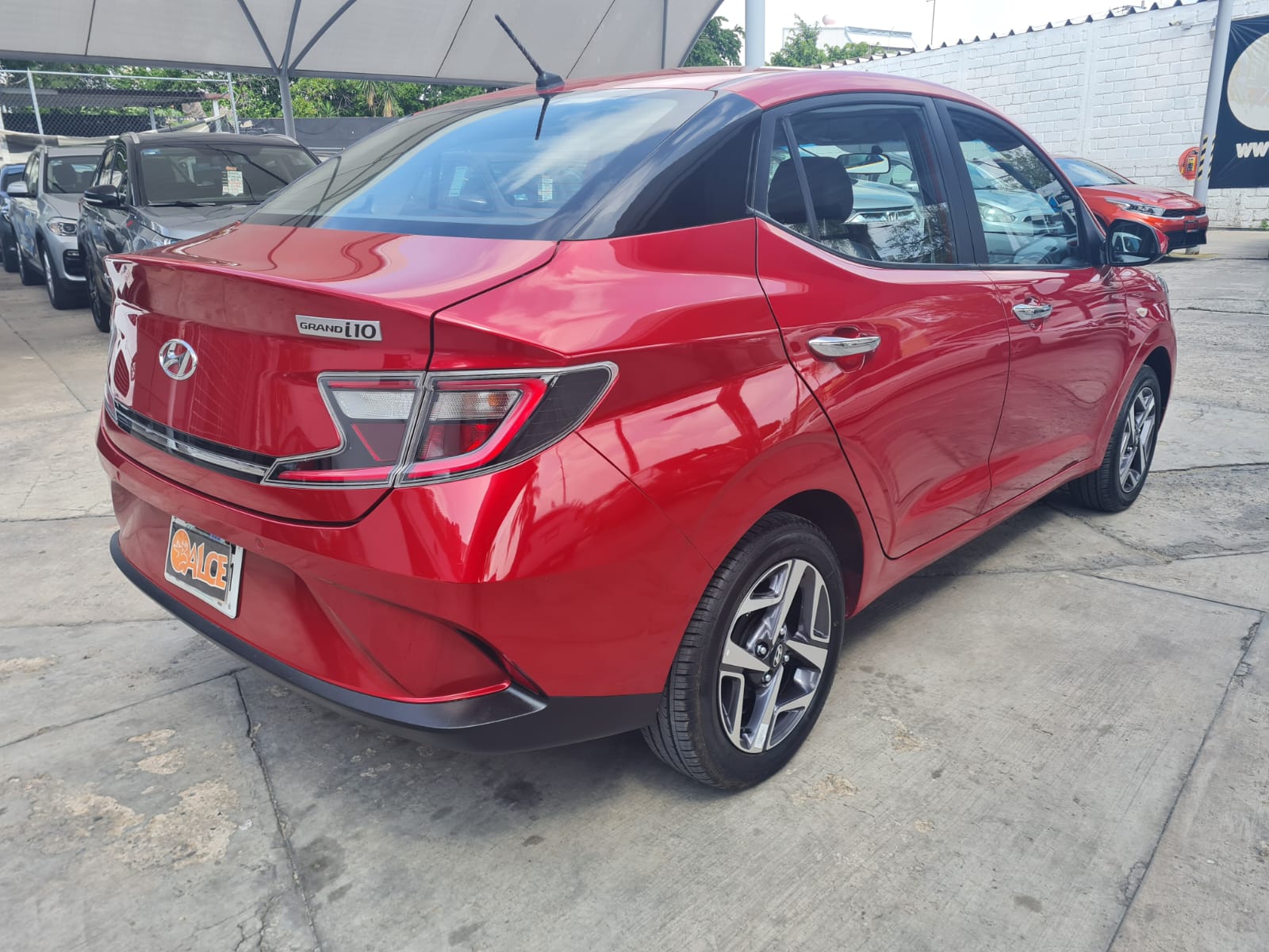 Hyundai Grand i10 2023 GLS Automático Rojo