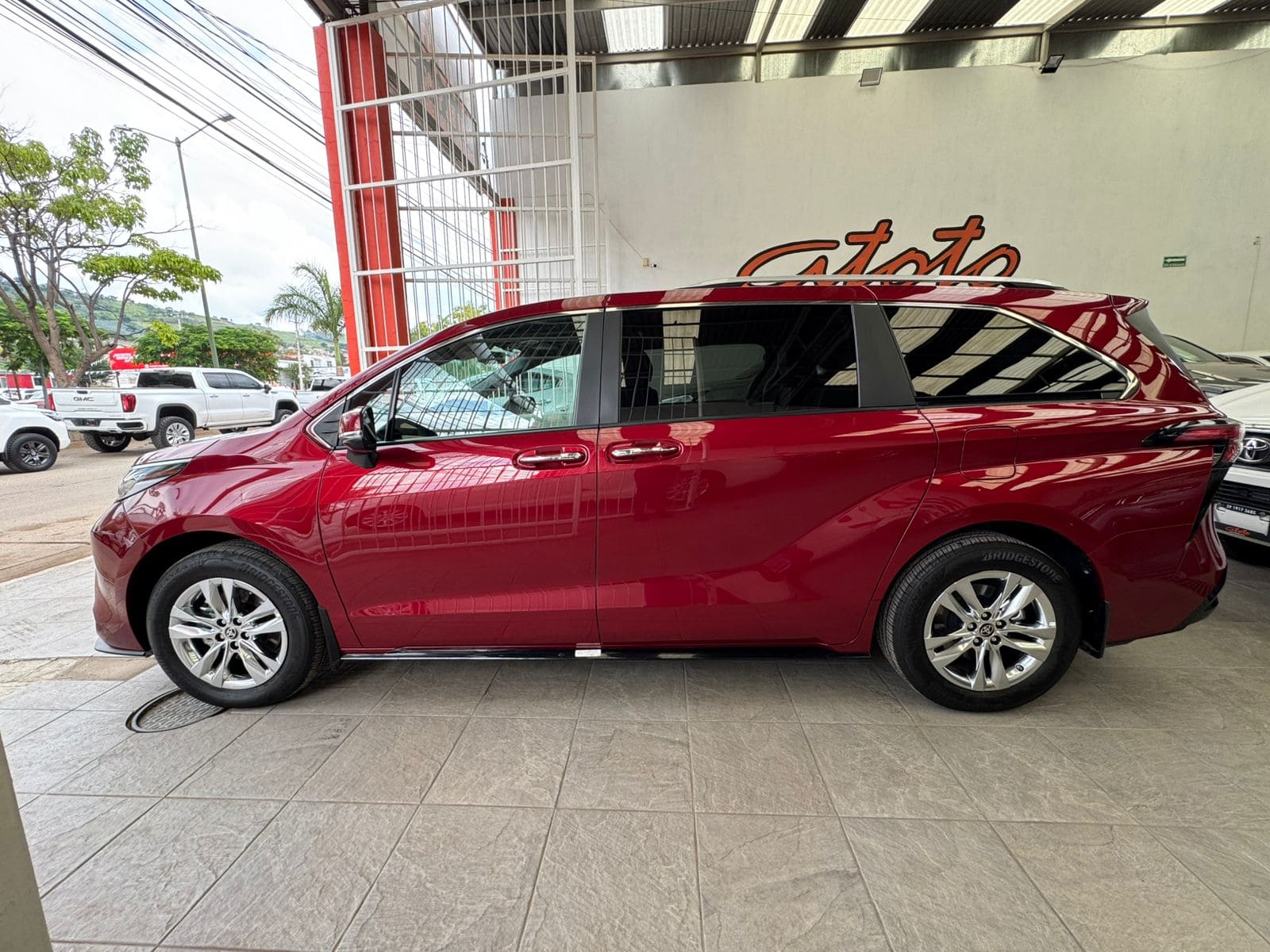 Toyota Sienna 2024 Limited Platinum Híbrida Automático Rojo