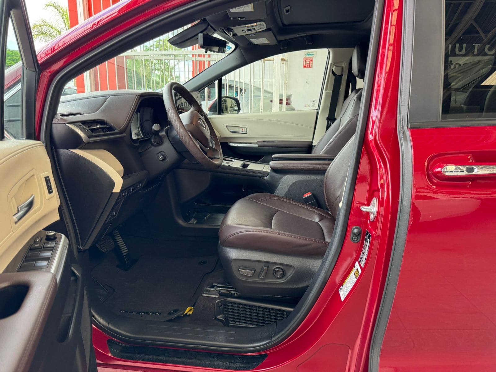 Toyota Sienna 2024 Limited Platinum Híbrida Automático Rojo