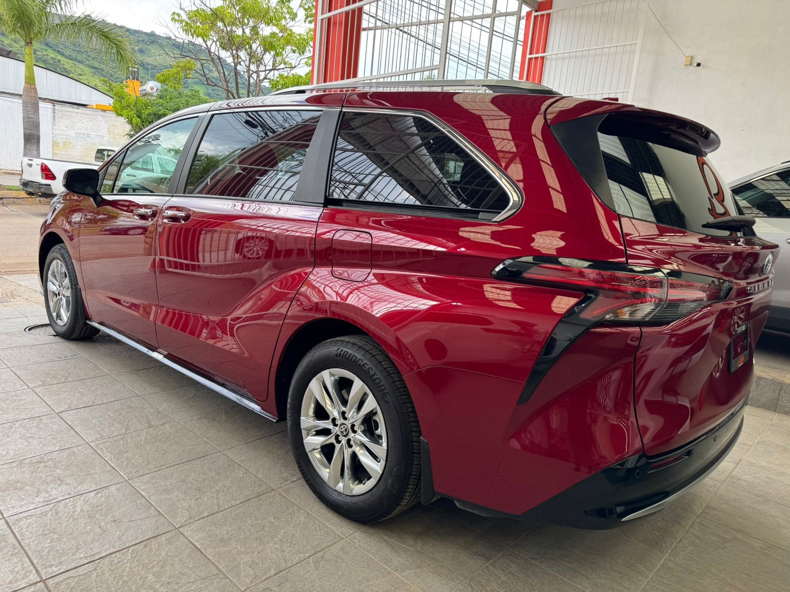 Toyota Sienna 2024 Limited Platinum Híbrida Automático Rojo