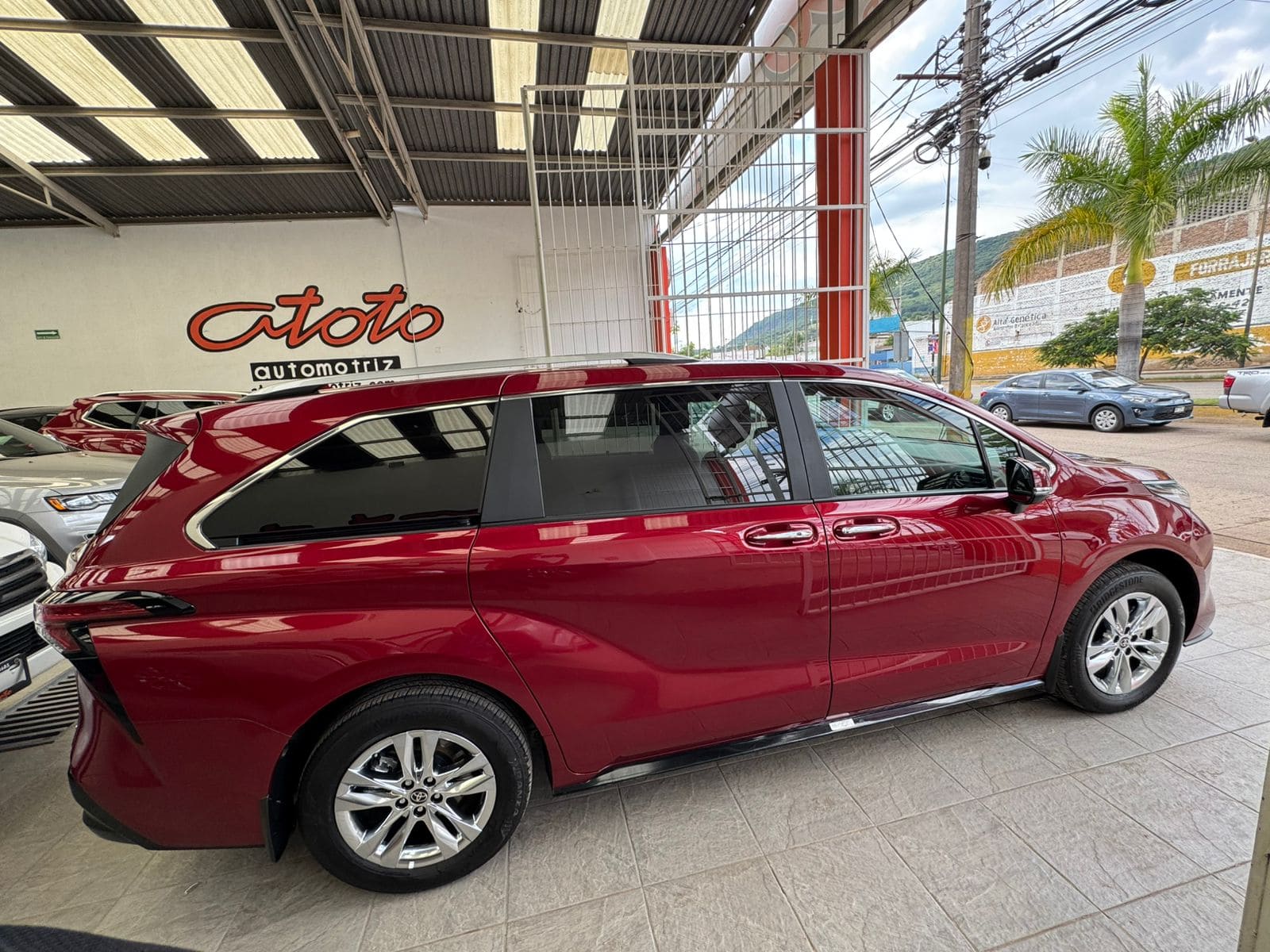 Toyota Sienna 2024 Limited Platinum Híbrida Automático Rojo
