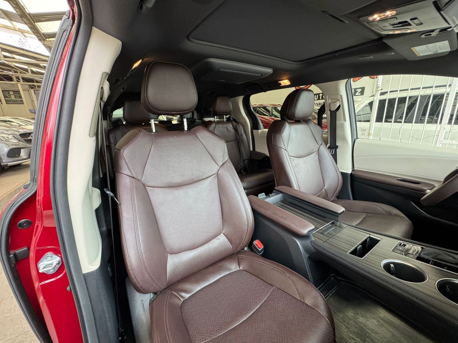 Toyota Sienna 2024 Limited Platinum Híbrida Automático Rojo