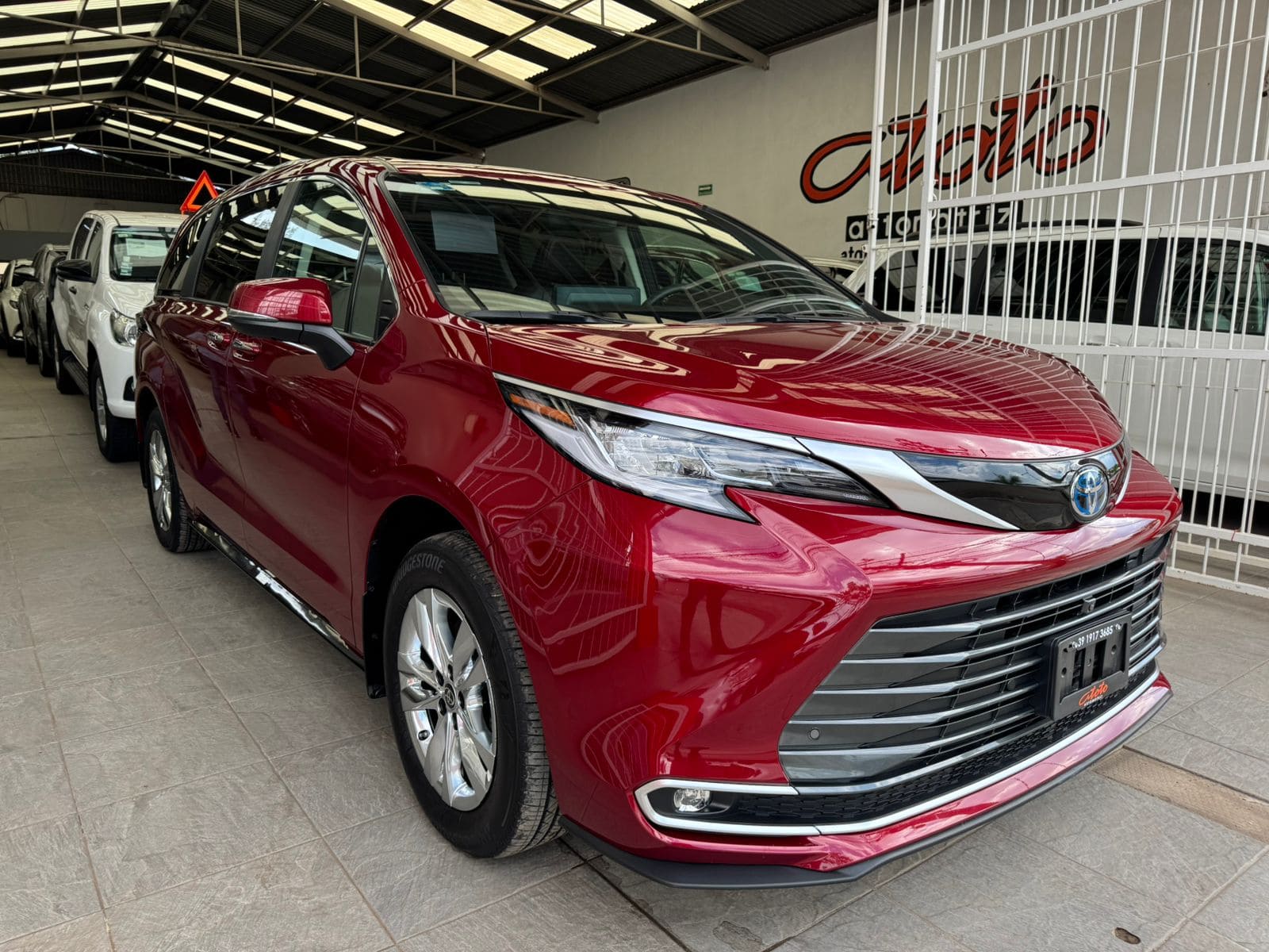 Toyota Sienna 2024 Limited Platinum Híbrida Automático Rojo