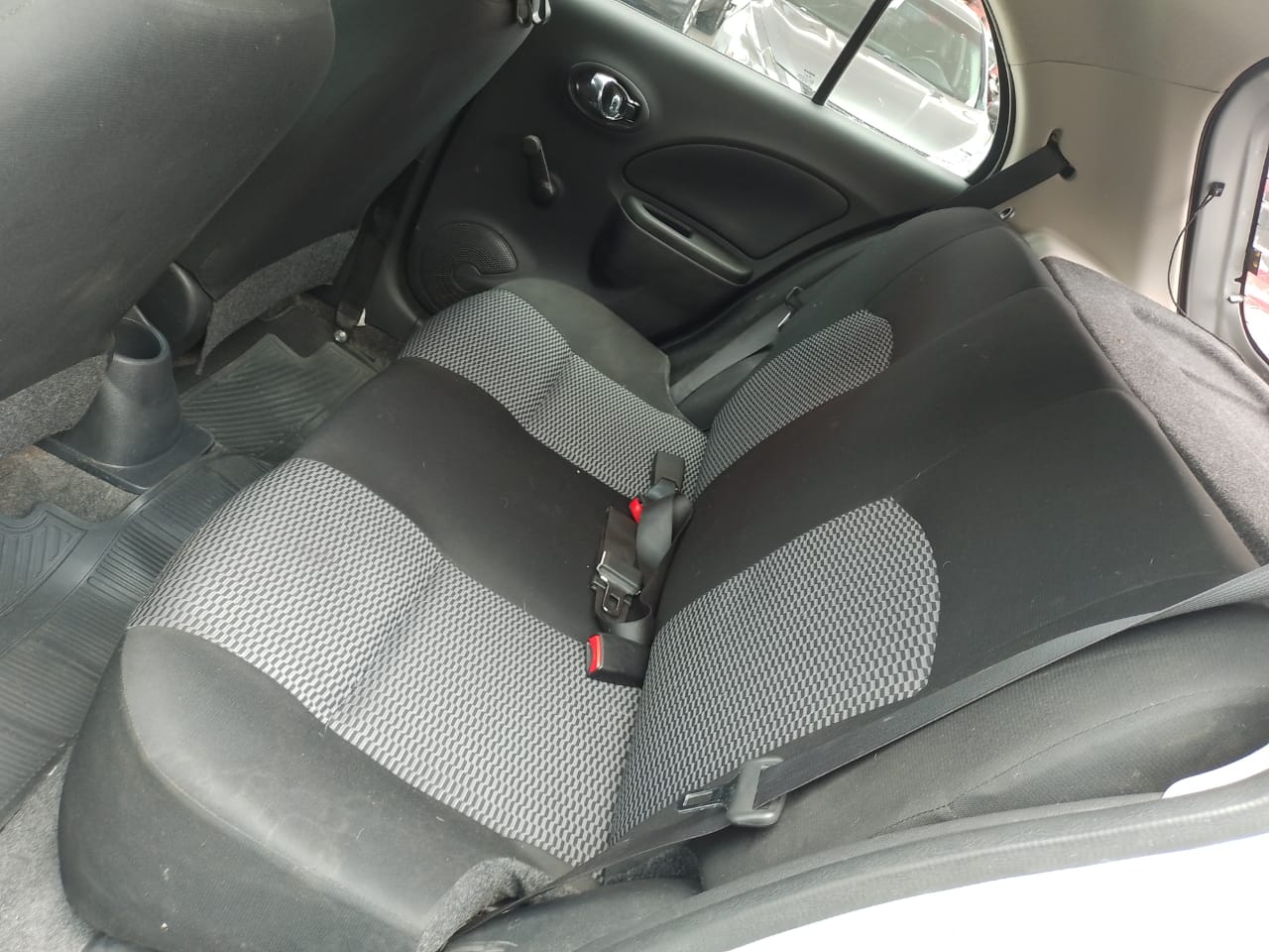 Nissan March 2018 SENCE Automático Plata
