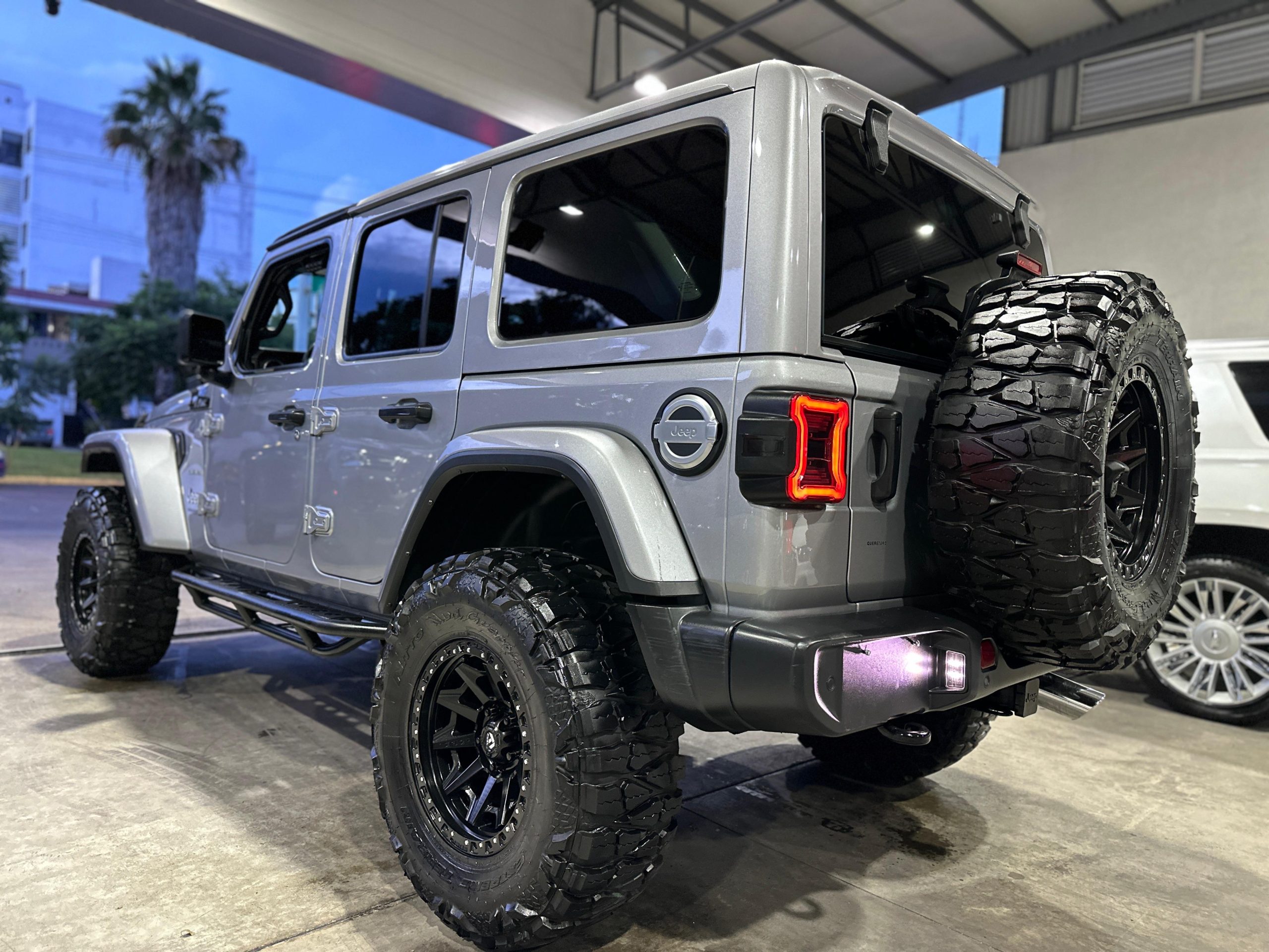 Jeep Wrangler 2021 SAHARA 4x4 Automático Gris