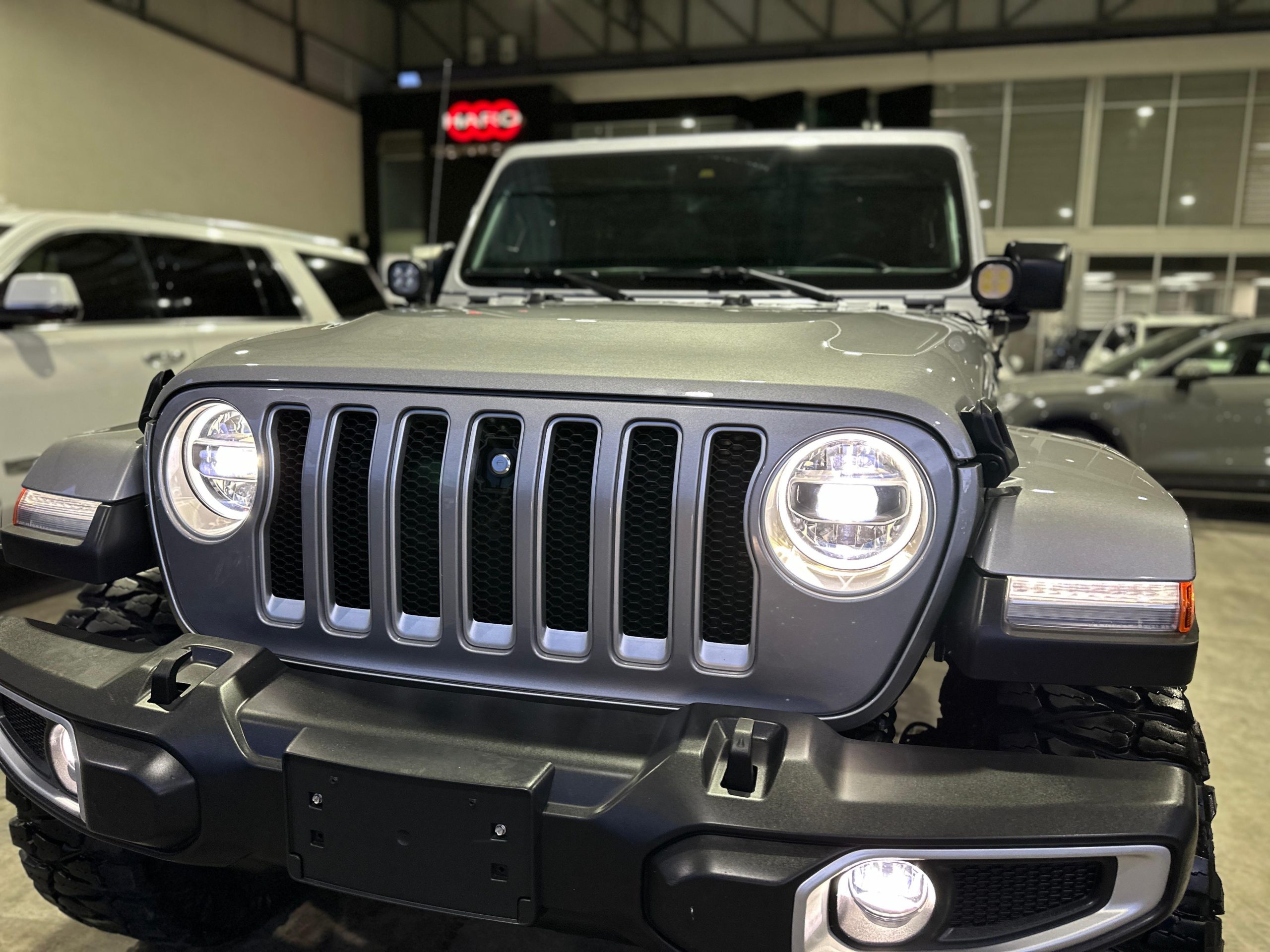 Jeep Wrangler 2021 SAHARA 4x4 Automático Gris