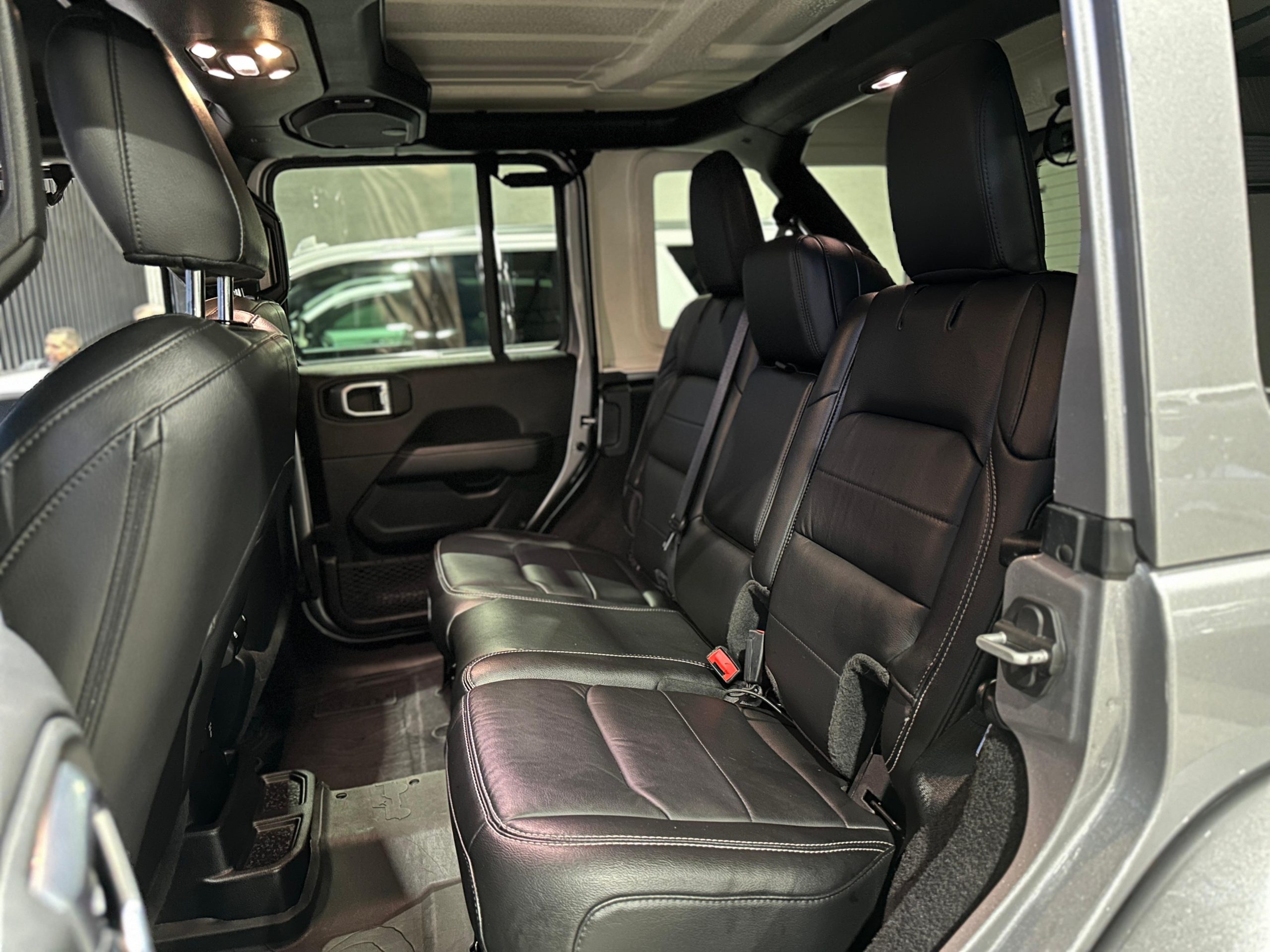 Jeep Wrangler 2021 SAHARA 4x4 Automático Gris