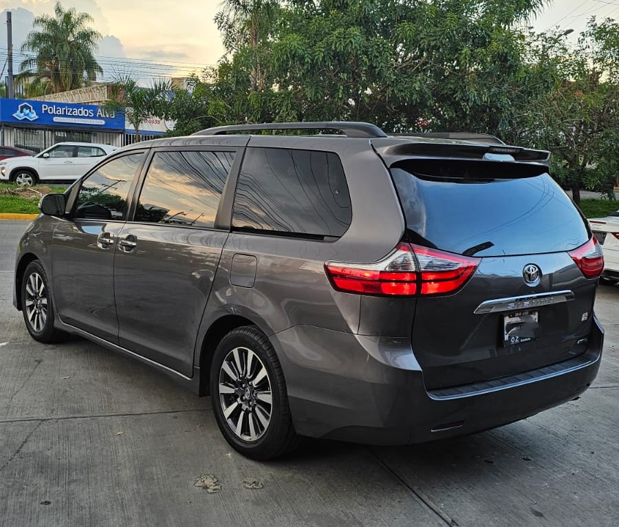 Toyota Sienna 2018 Limited Automático Gris