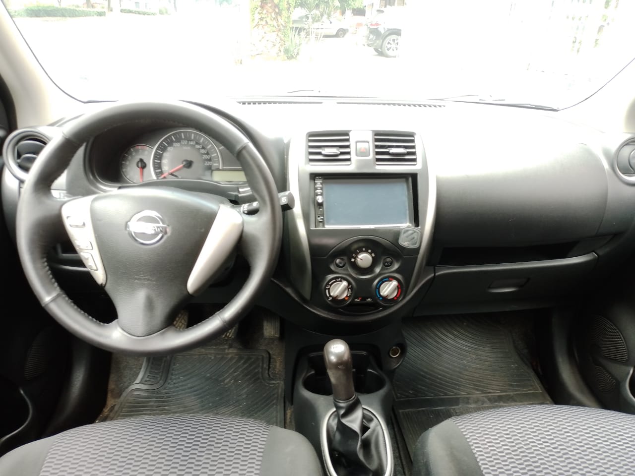 Nissan March 2018 SENCE Automático Plata