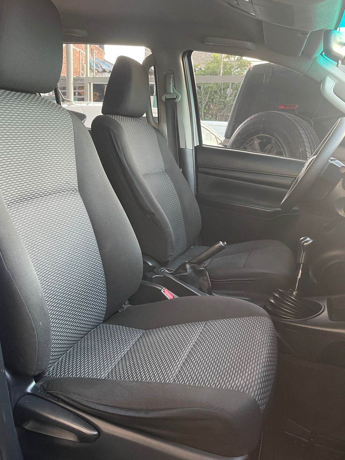 Toyota Hilux 2020 Doble Cabina Manual Plata