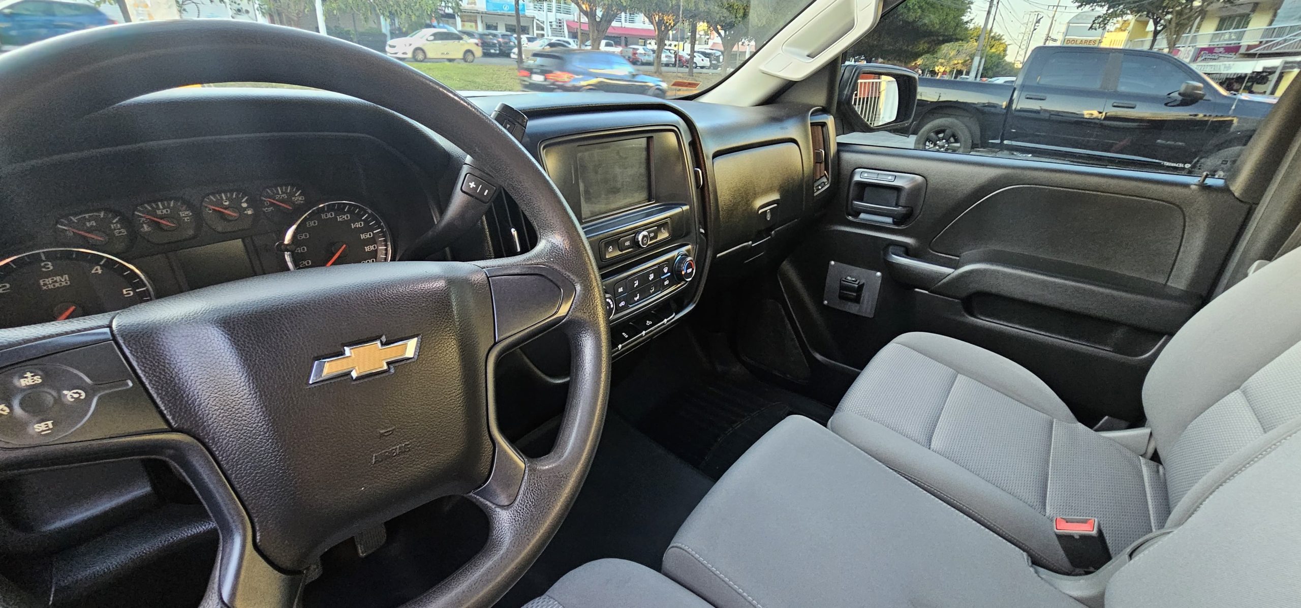 Chevrolet Silverado 2018 2500 Automático Plata