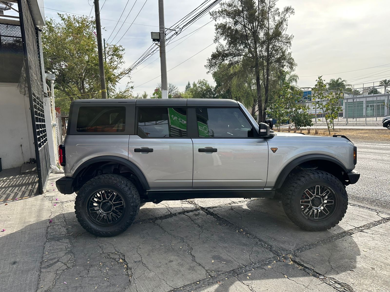 Ford Bronco 2023 Badlands 2.7L Automático Plata