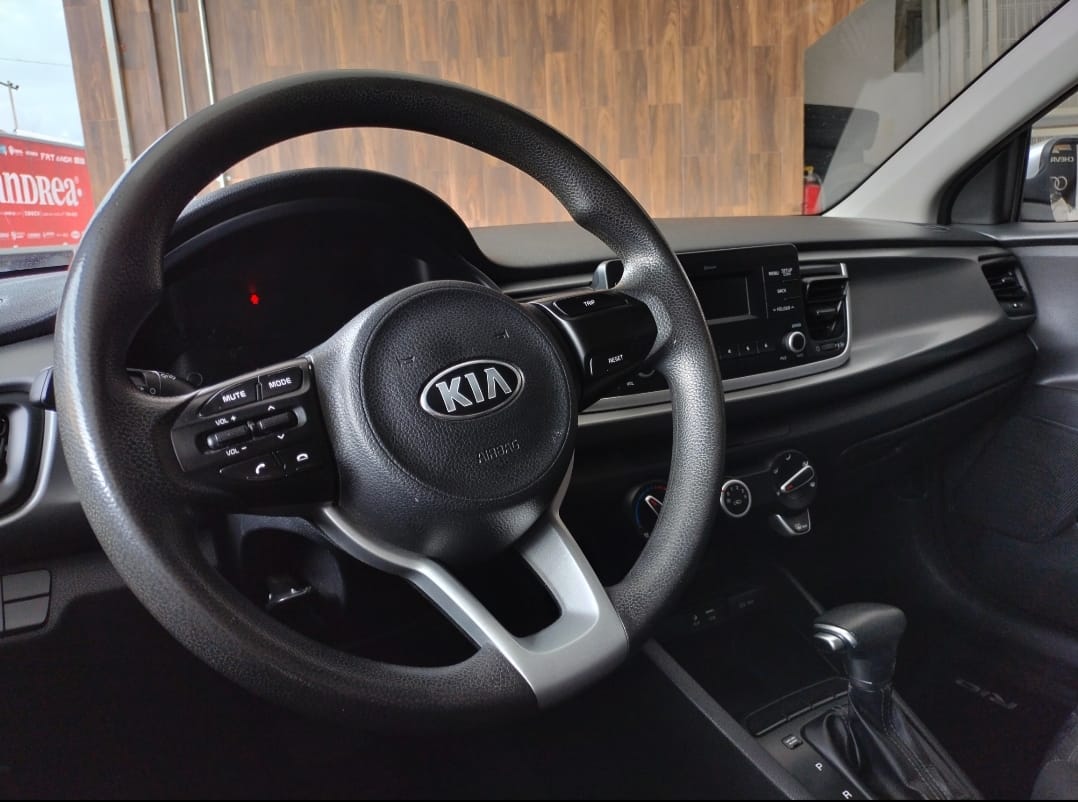Kia Rio 2020 L Automático Plata