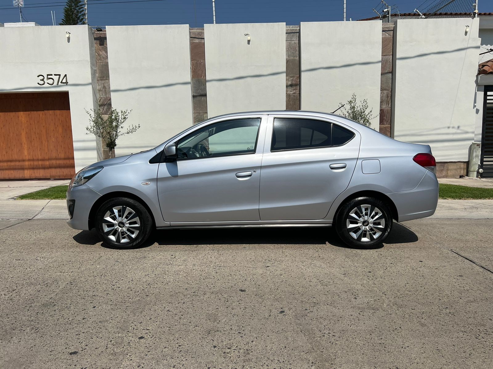 Dodge Attitude 2023 SE TM Manual Plata