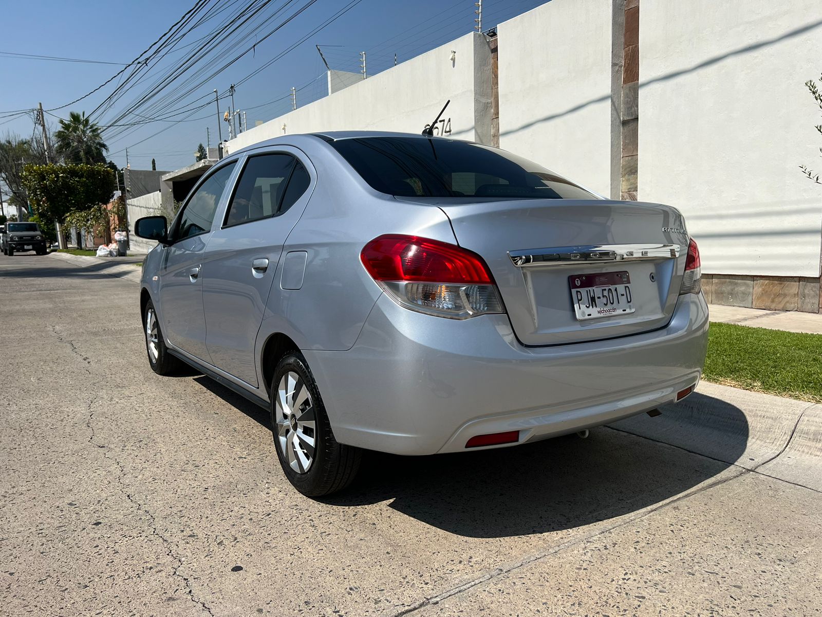 Dodge Attitude 2023 SE TM Manual Plata