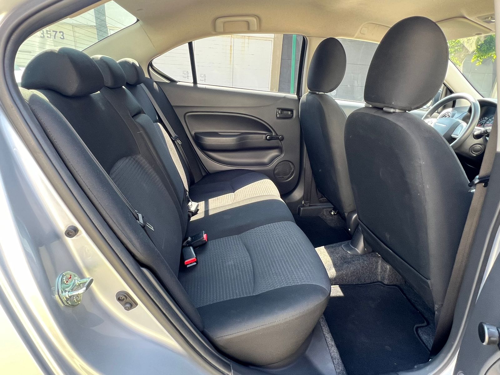 Dodge Attitude 2023 SE TM Manual Plata