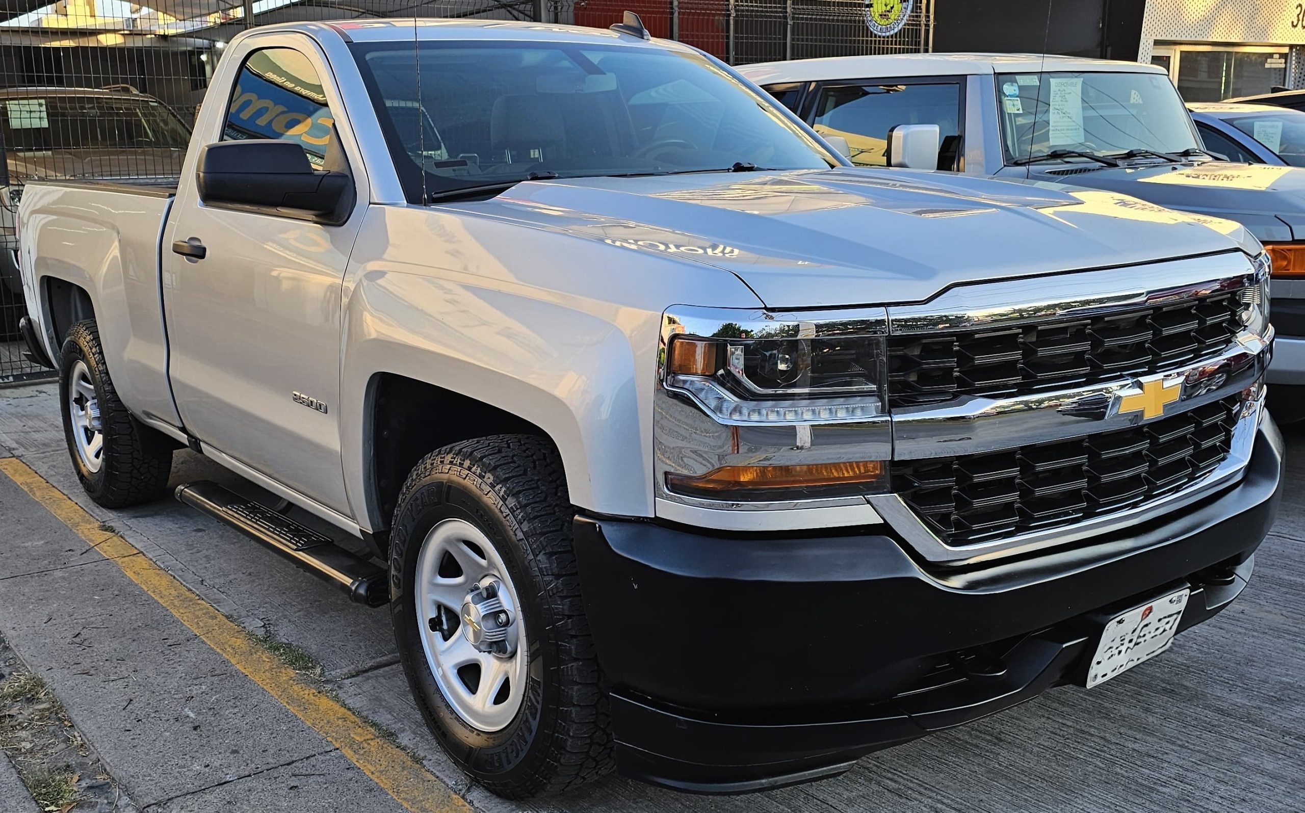 Chevrolet Silverado 2018 2500 Automático Plata