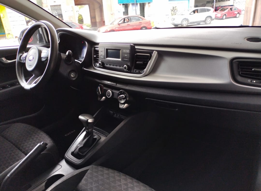 Kia Rio 2020 L Automático Plata