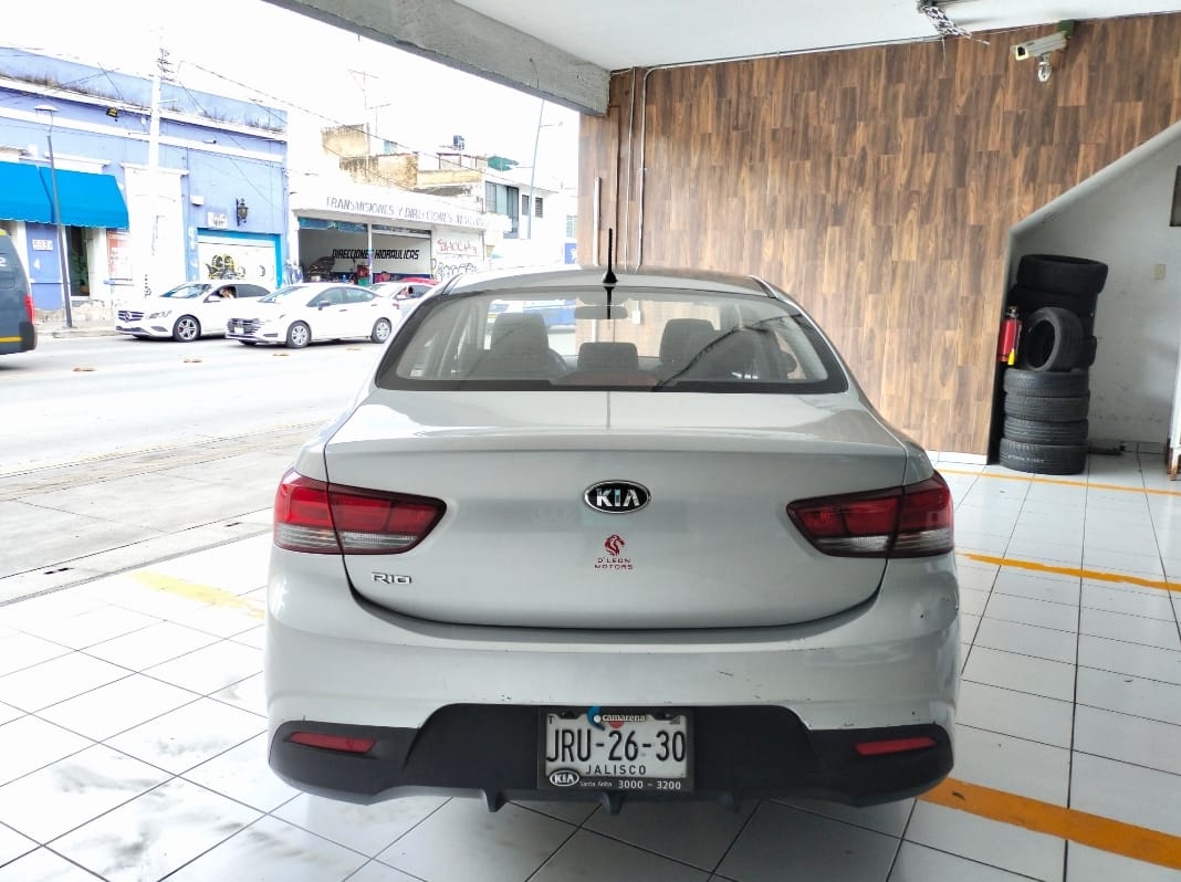 Kia Rio 2020 L Automático Plata