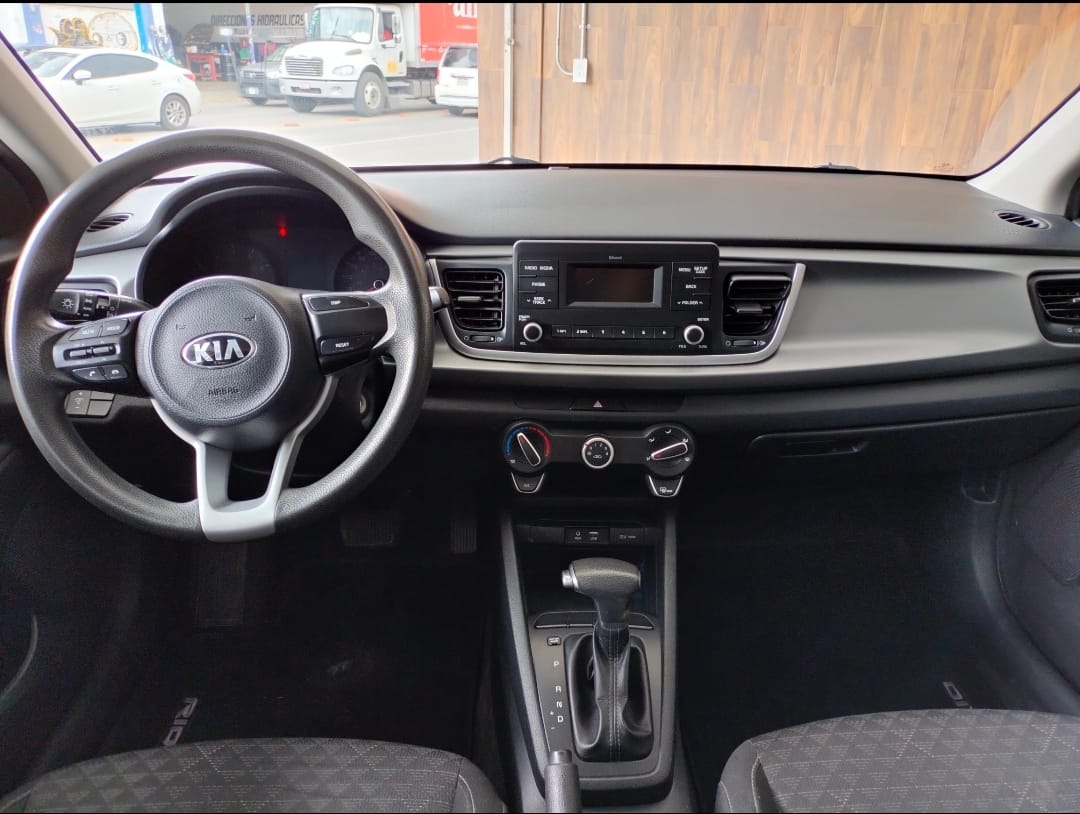 Kia Rio 2020 L Automático Plata